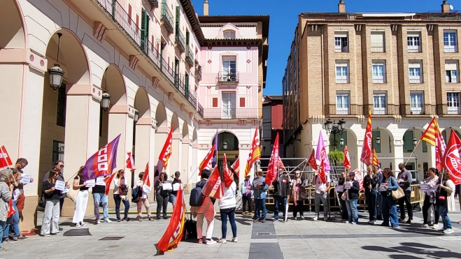 Concentración en la plaza López Allué.