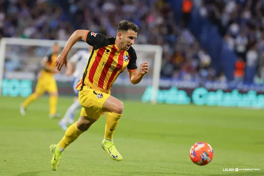 Gerard Valentín cabalga en La Romareda. Foto: LaLiga