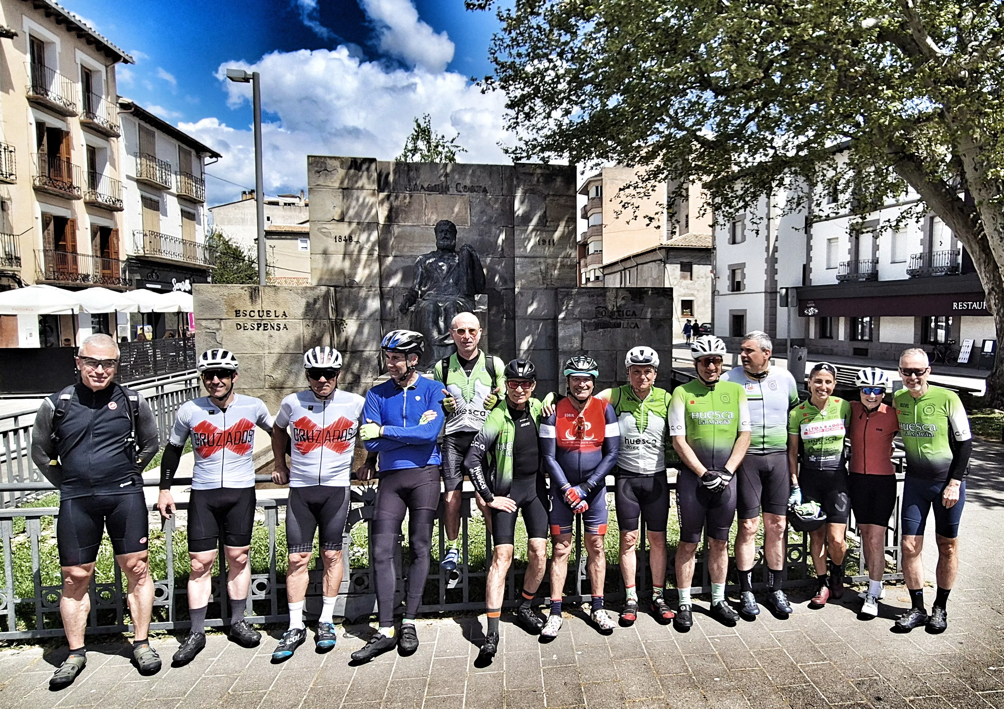 Grupo en monumento Joaquín Costa, en Graus. El segundo brevet de la temporada del CC Oscense, por Somontano y Ribagorza.