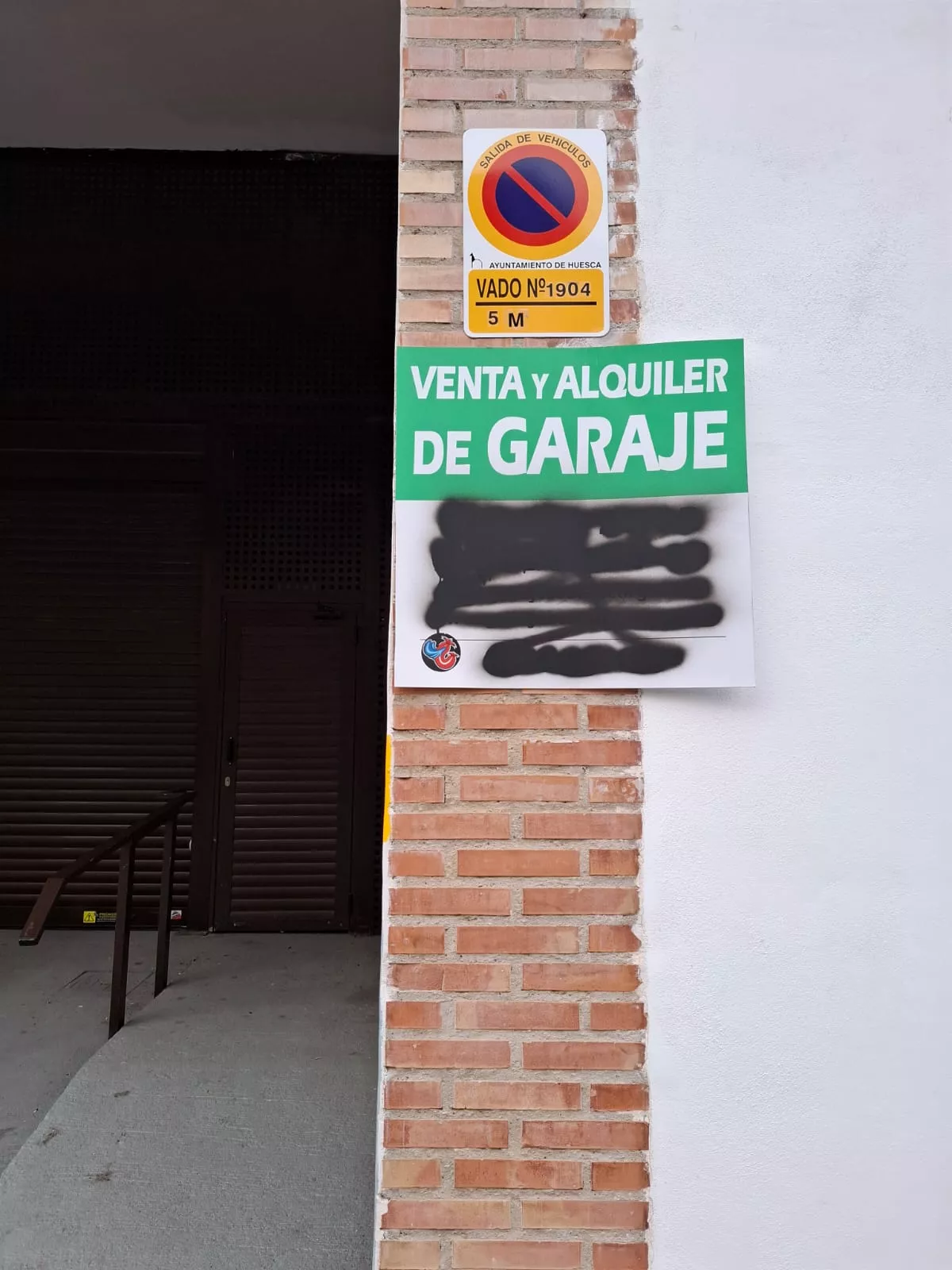La imagen de la compañía que vende los garajes ha sido tapada con pintura