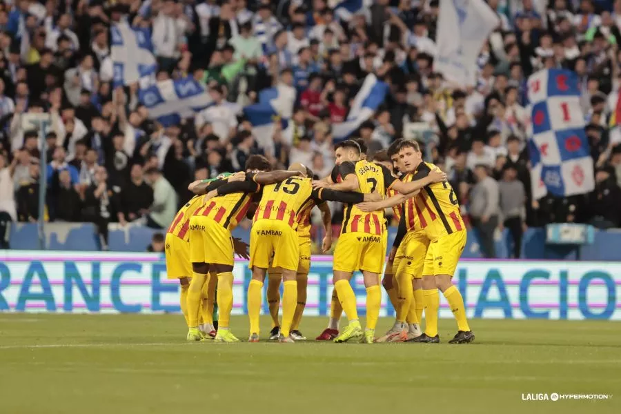 Los jugadores del Huesca, antes del partido en La Romareda. Foto: LaLiga