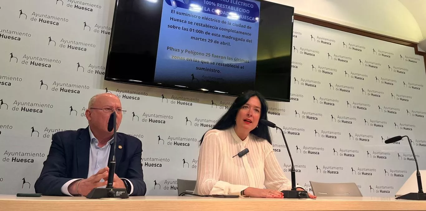 La alcaldesa Lorena Orduna, con el concejal Leopoldo Carranza, ha abordado la situación tras las horas de apagón.