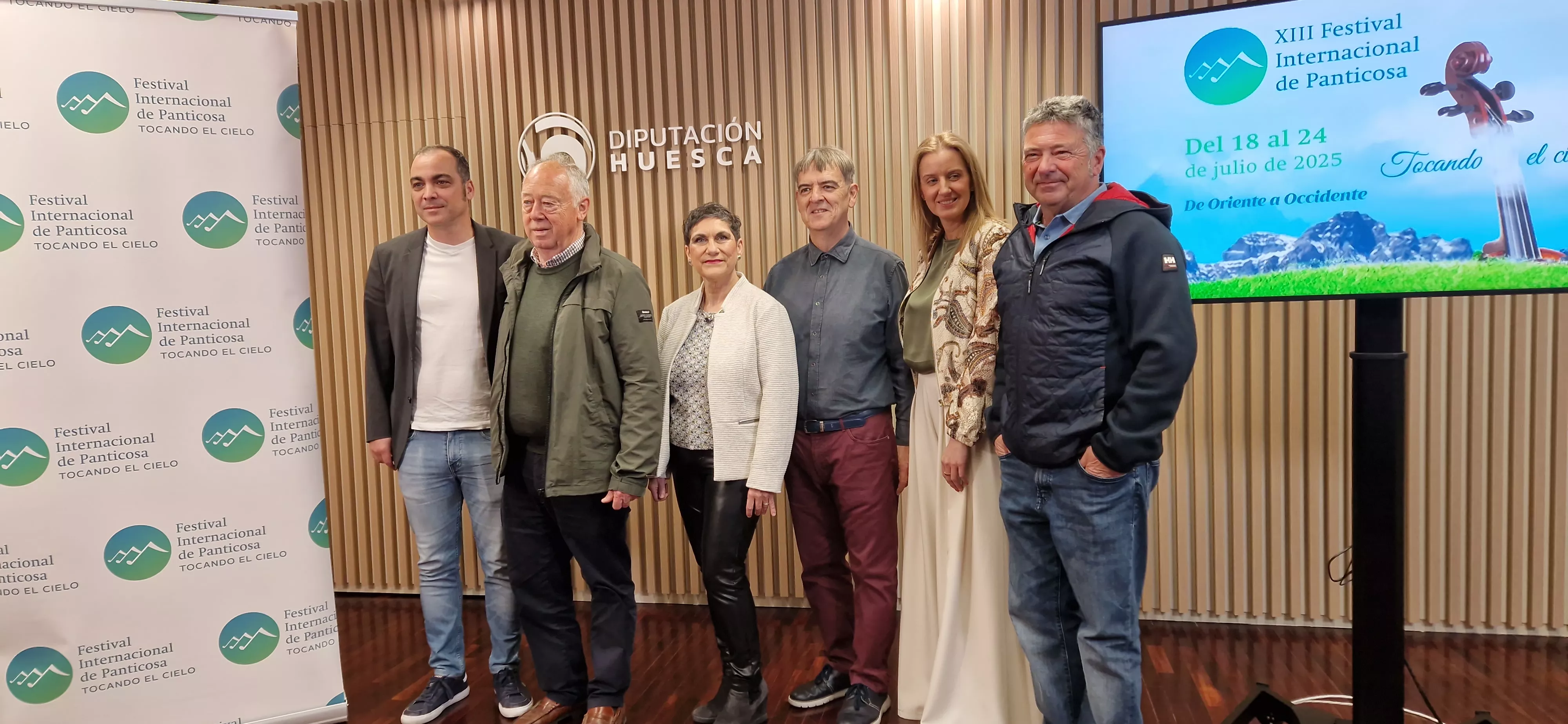 Carlos Sampériz, José María Úriz, Carmen Esteban, Paco García, Laura Prada y Martí Rafel Herrero presentando el festival de Panticosa. Foto Myriam Martínez