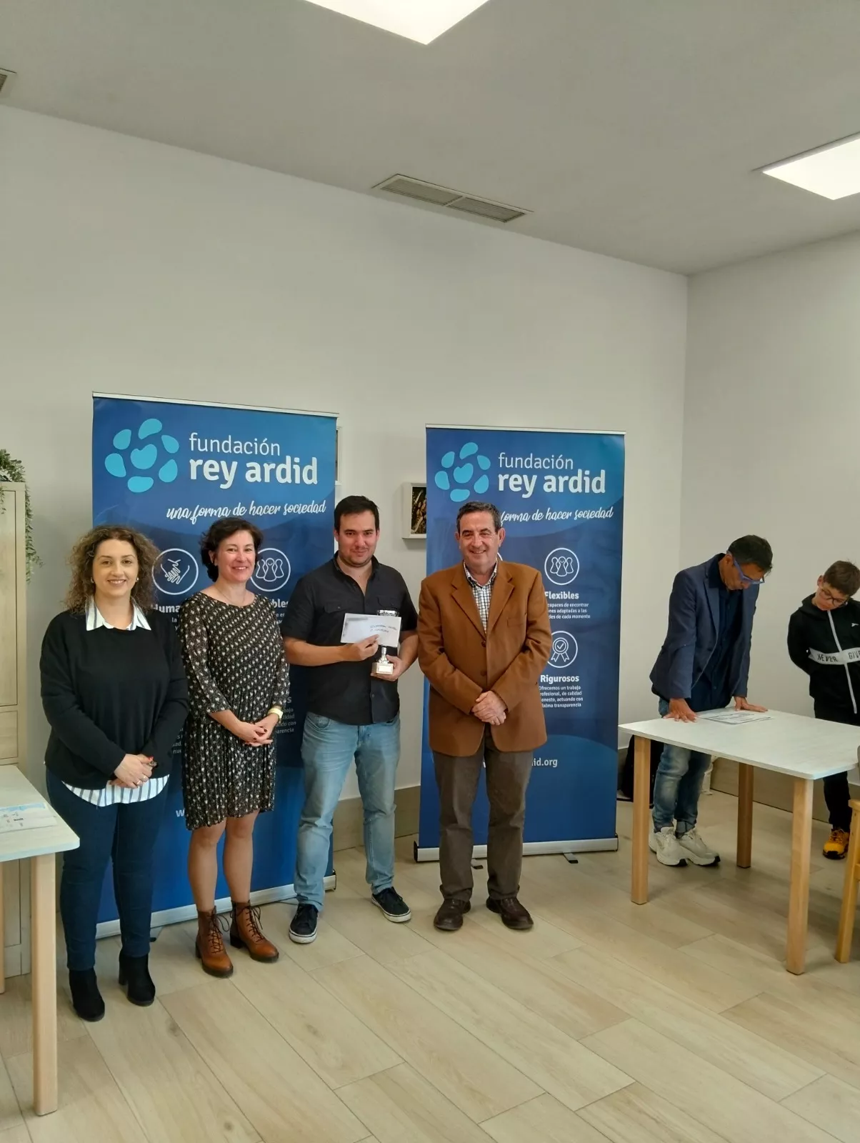 María Paules de Residencia Mayores Fundación Rey Ardid Huesca, Maite Albájez Directora General Fundación Rey Ardid, Danil Forcén Campeón del Torneo  y Alfonso Vicente Presidente Fundación Rey Ardid