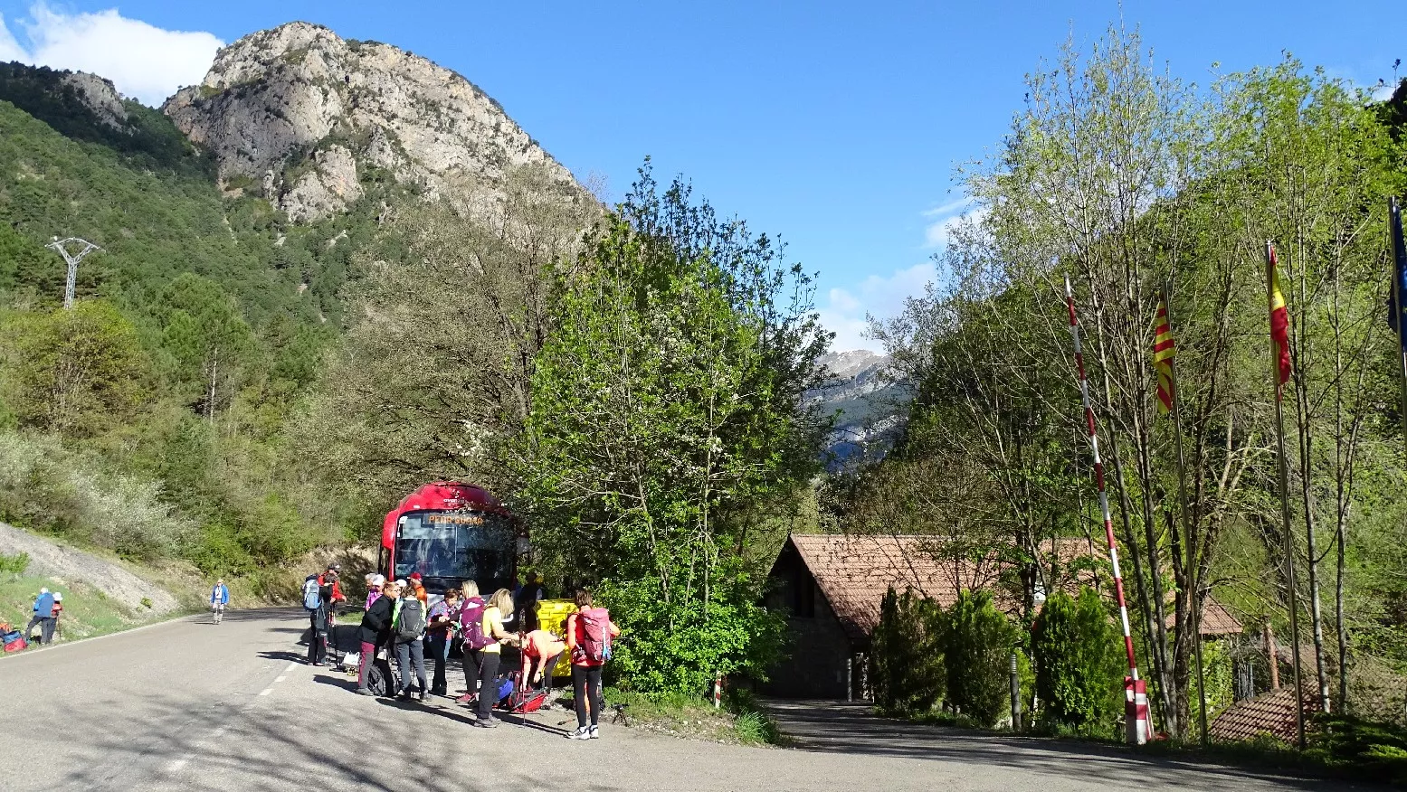 Camping Los Vives, peña San Miguel al fondo. Foto Alfredo Zazo