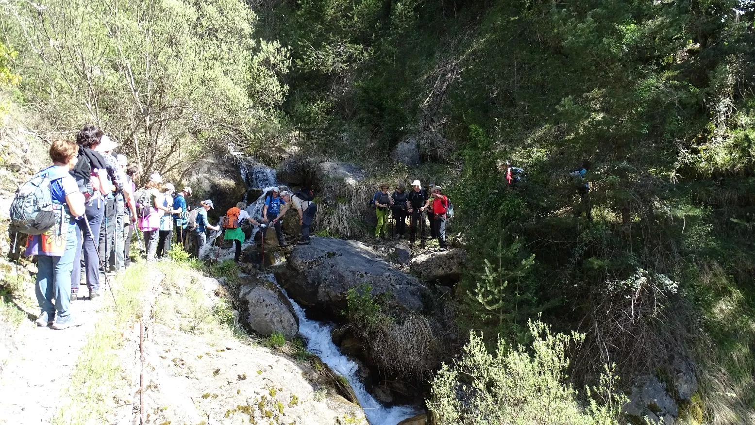 Cruzando barranco del Santé. Foto Alfredo Zazo