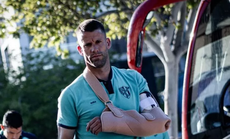 Dani Jiménez, con el brazo en cabestrillo, llegando a La Romareda. 