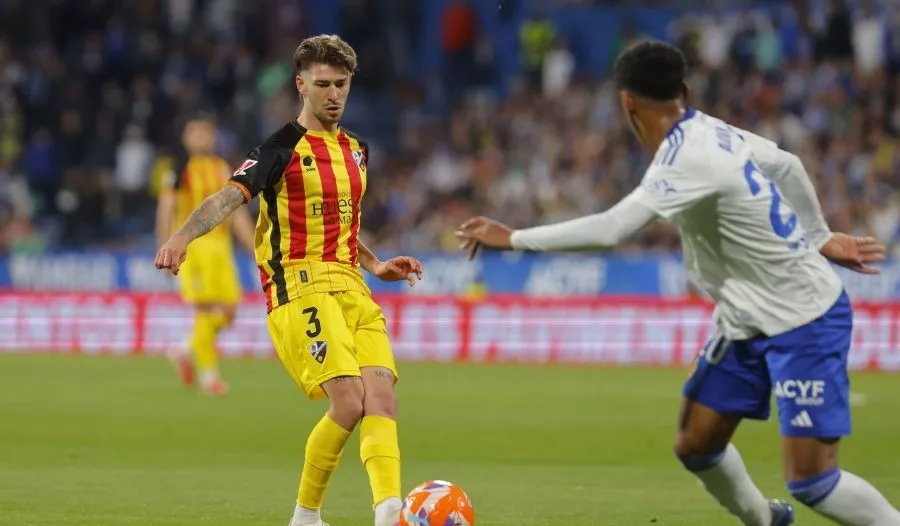 Jordi Martín da un pase en el partido ante el Real Zaragoza. Foto: LaLiga