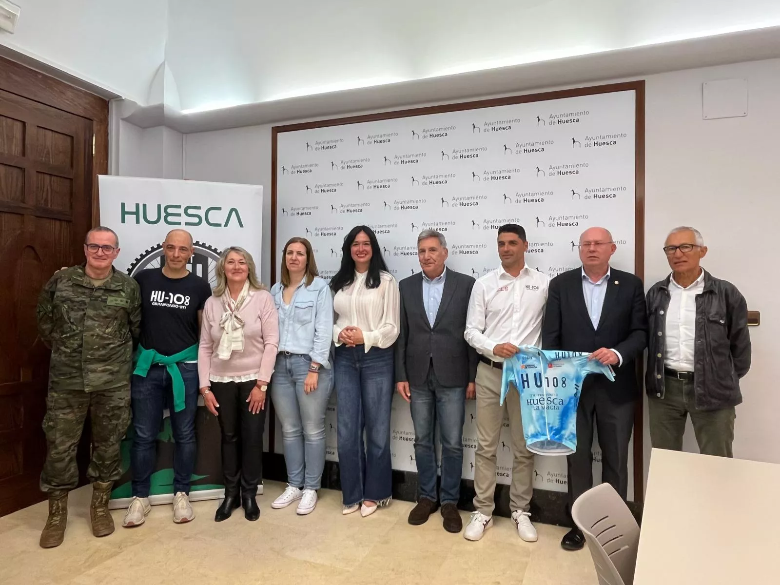 Presentación de la BTT HU108, este martes en el Ayuntamiento de Huesca. Foto: Adri Mora