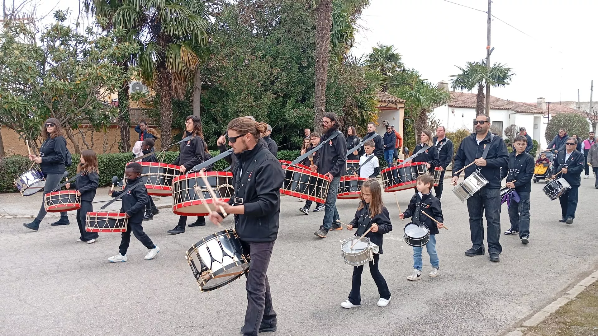 La Banda de Bombos y Tambores de Azanuy en una actuación en Vencillón.