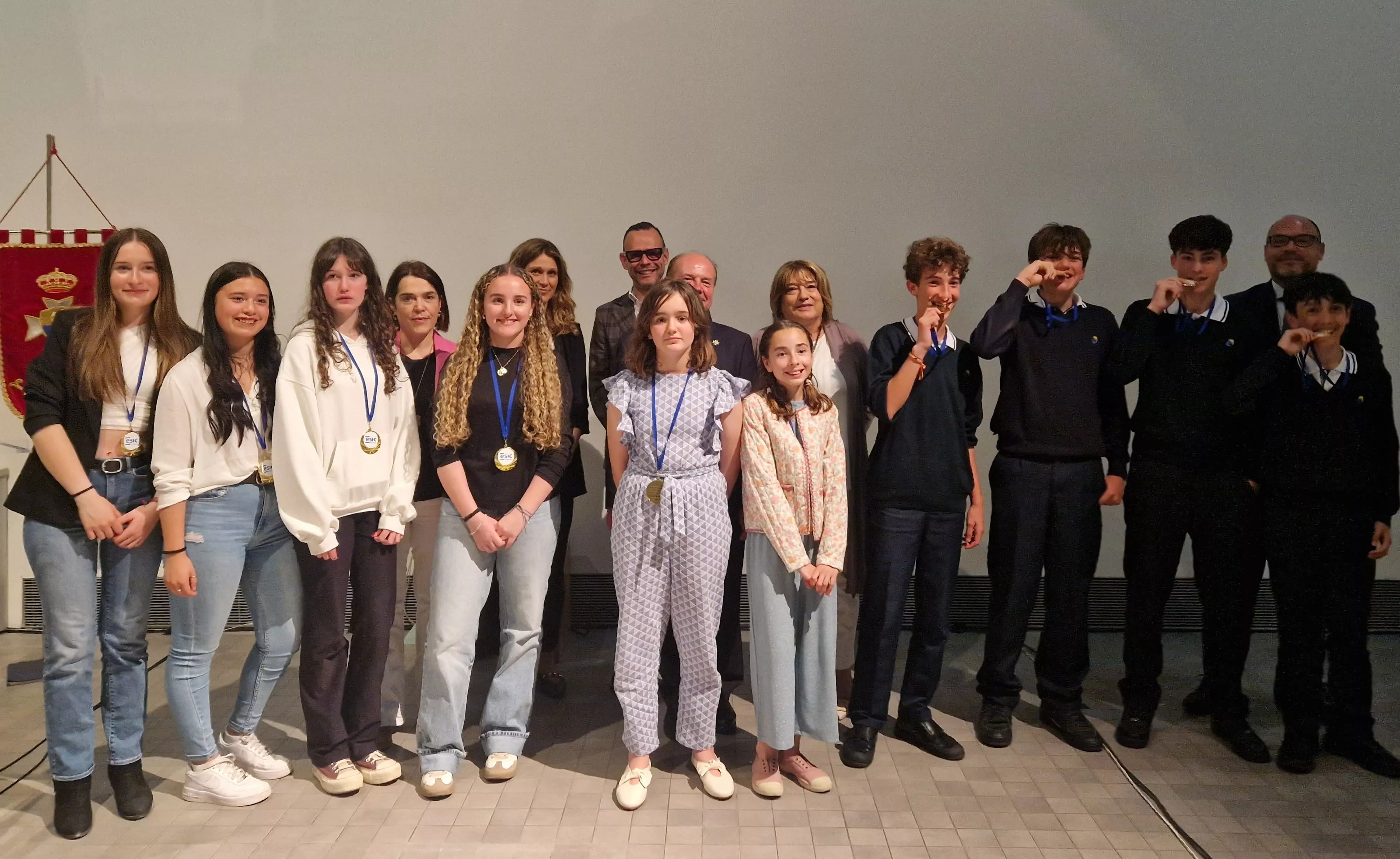 Estudiantes del Colegio Condes de Aragón y el IES Biello Aragón, ganadores del premio basado en San Juan de la Peña. 