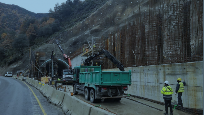 Obras en uno de los túneles de la carretera