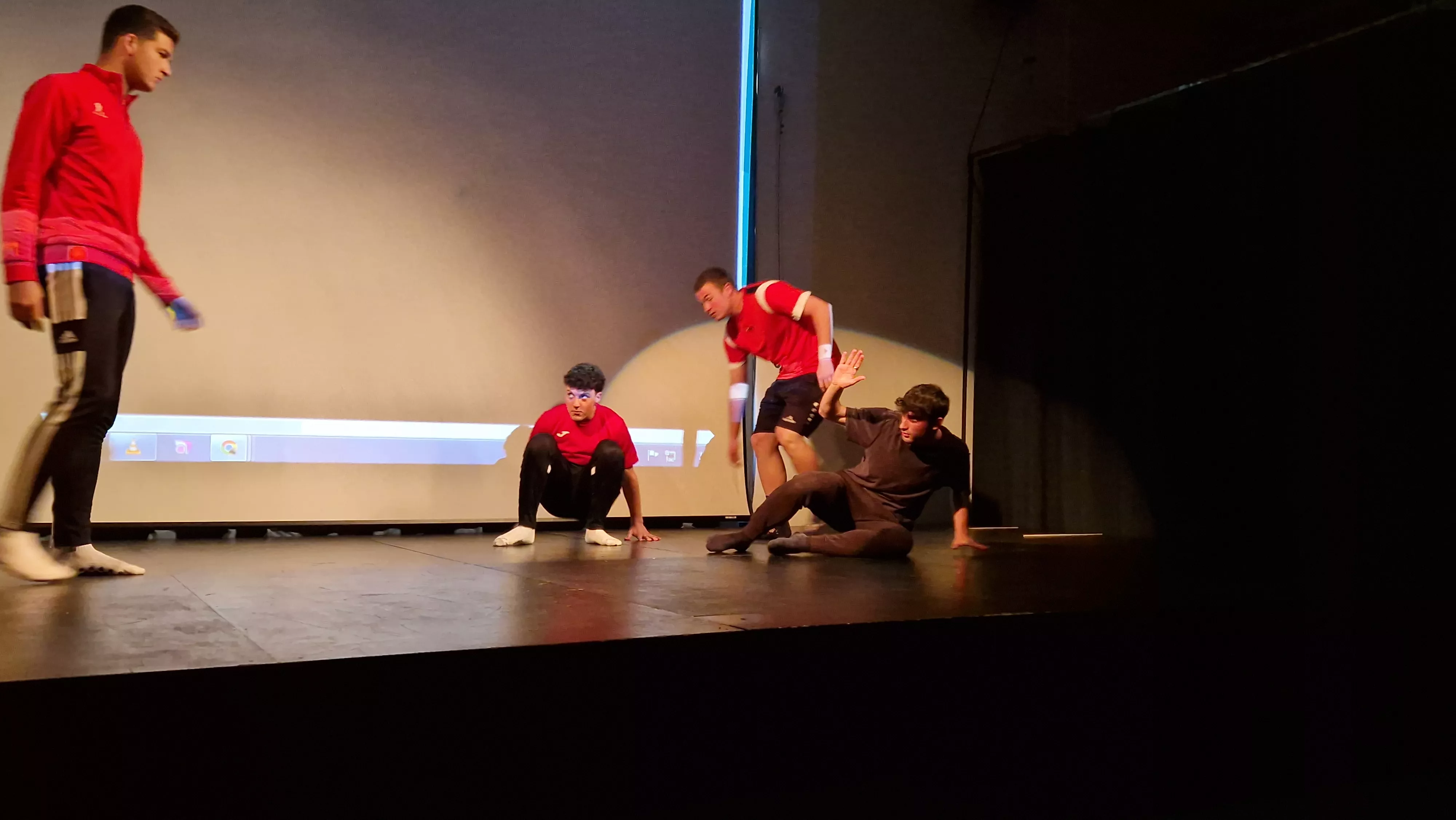 Alumnado de Ciencias de la Actividad Física y el Deporte representando los ODS. Foto Myriam Martínez 