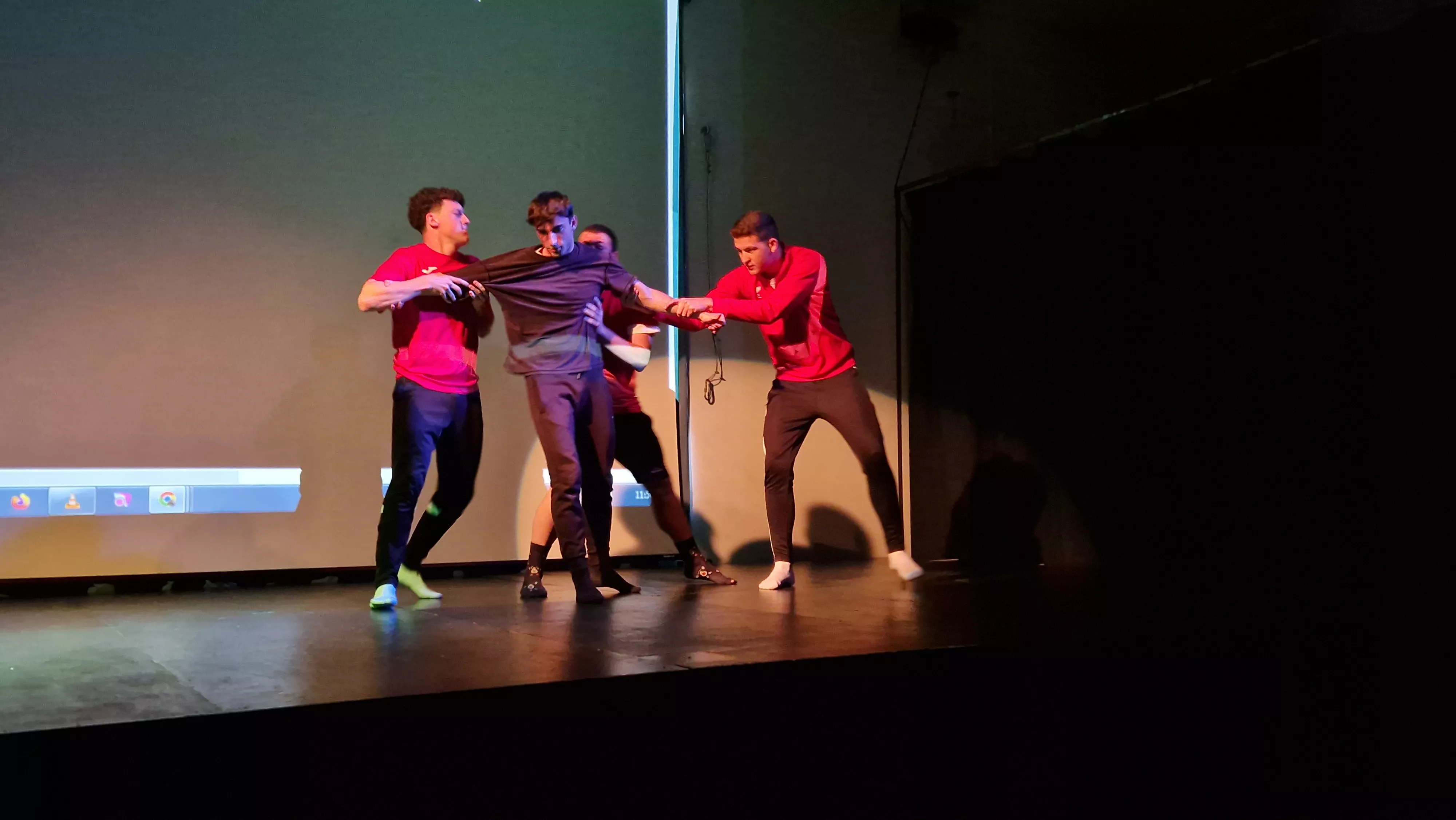 Alumnado de Ciencias de la Actividad Física y el Deporte representando los ODS. Foto Myriam Martínez 