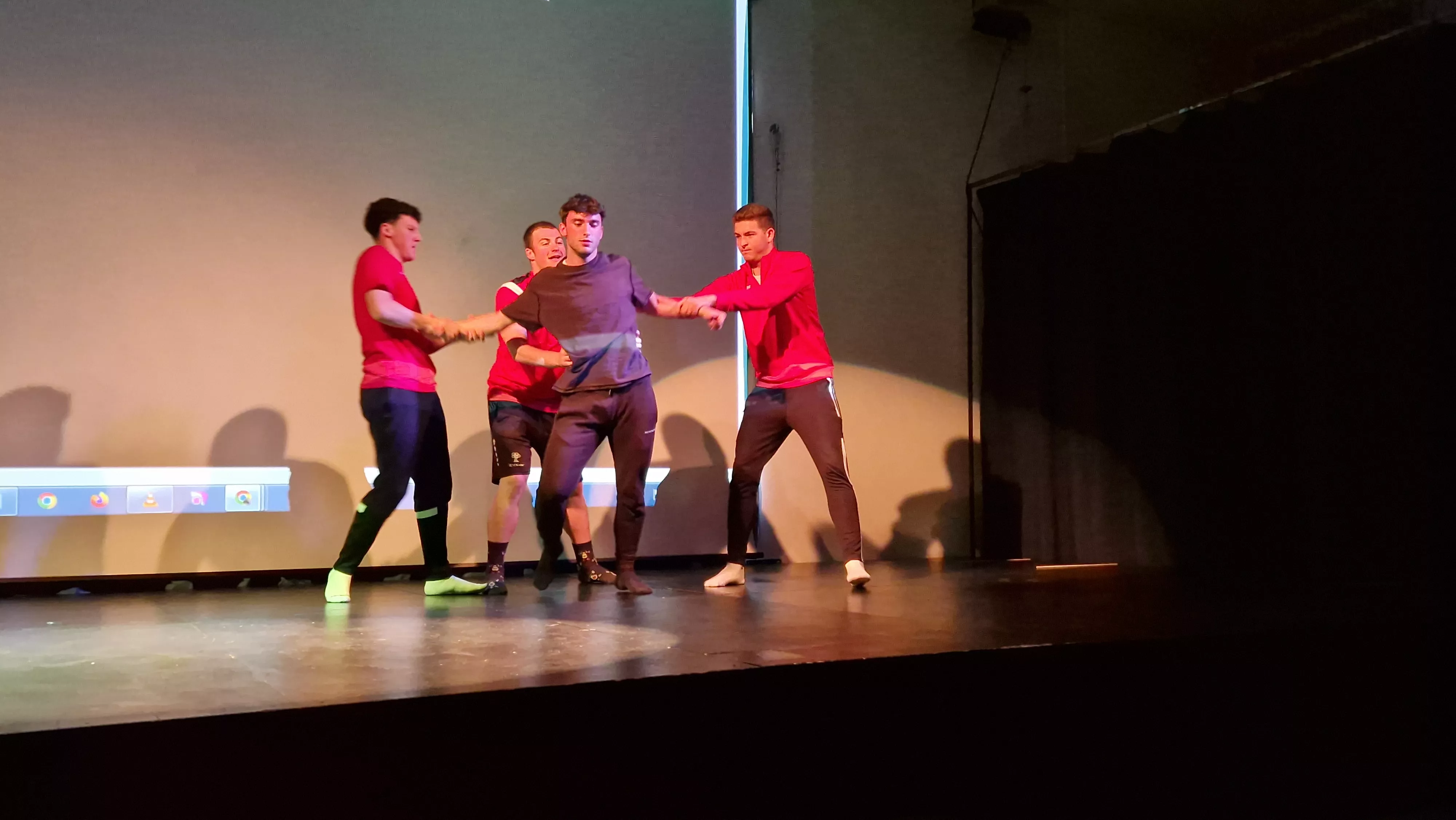 Alumnado de Ciencias de la Actividad Física y el Deporte representando los ODS. Foto Myriam Martínez 