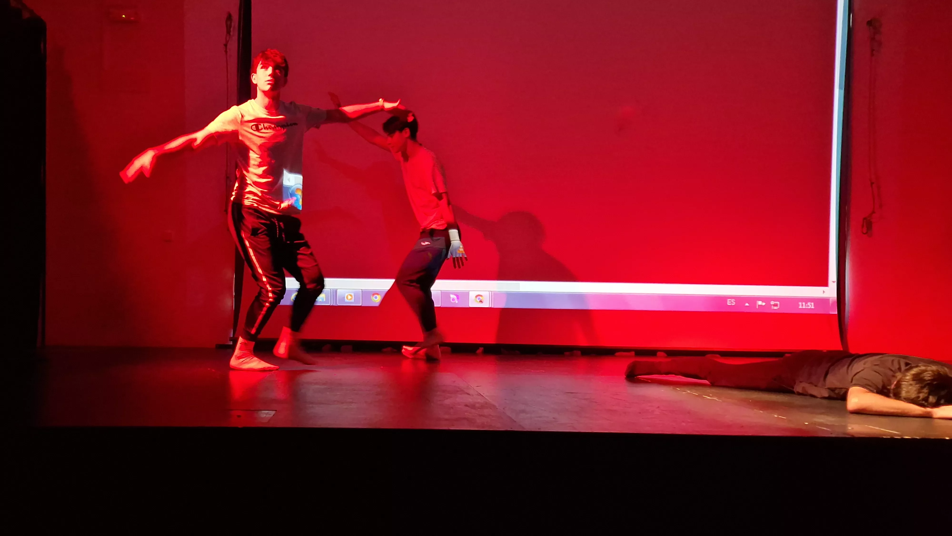 Alumnado de Ciencias de la Actividad Física y el Deporte representando los ODS. Foto Myriam Martínez 