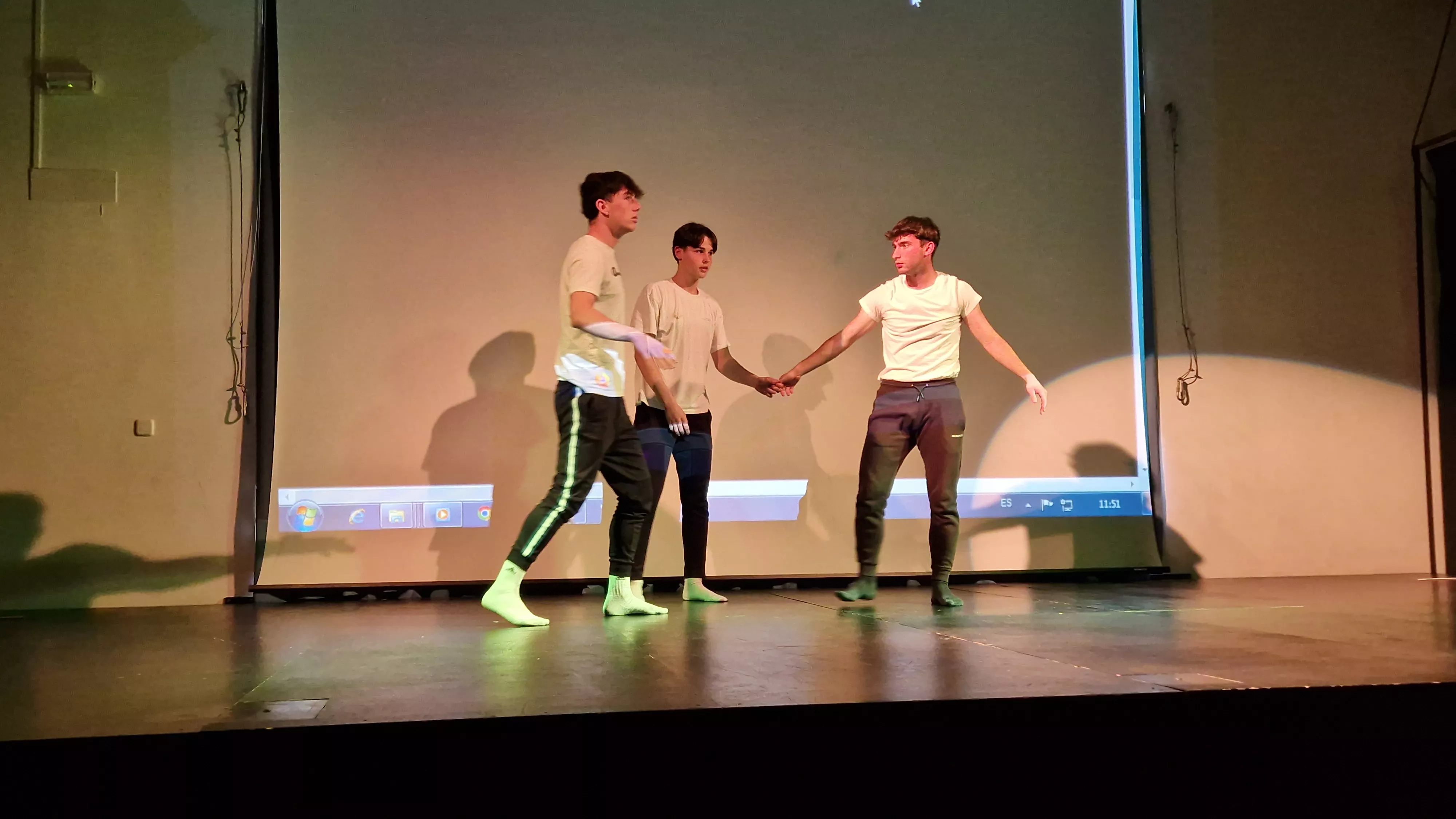 Alumnado de Ciencias de la Actividad Física y el Deporte representando los ODS. Foto Myriam Martínez 