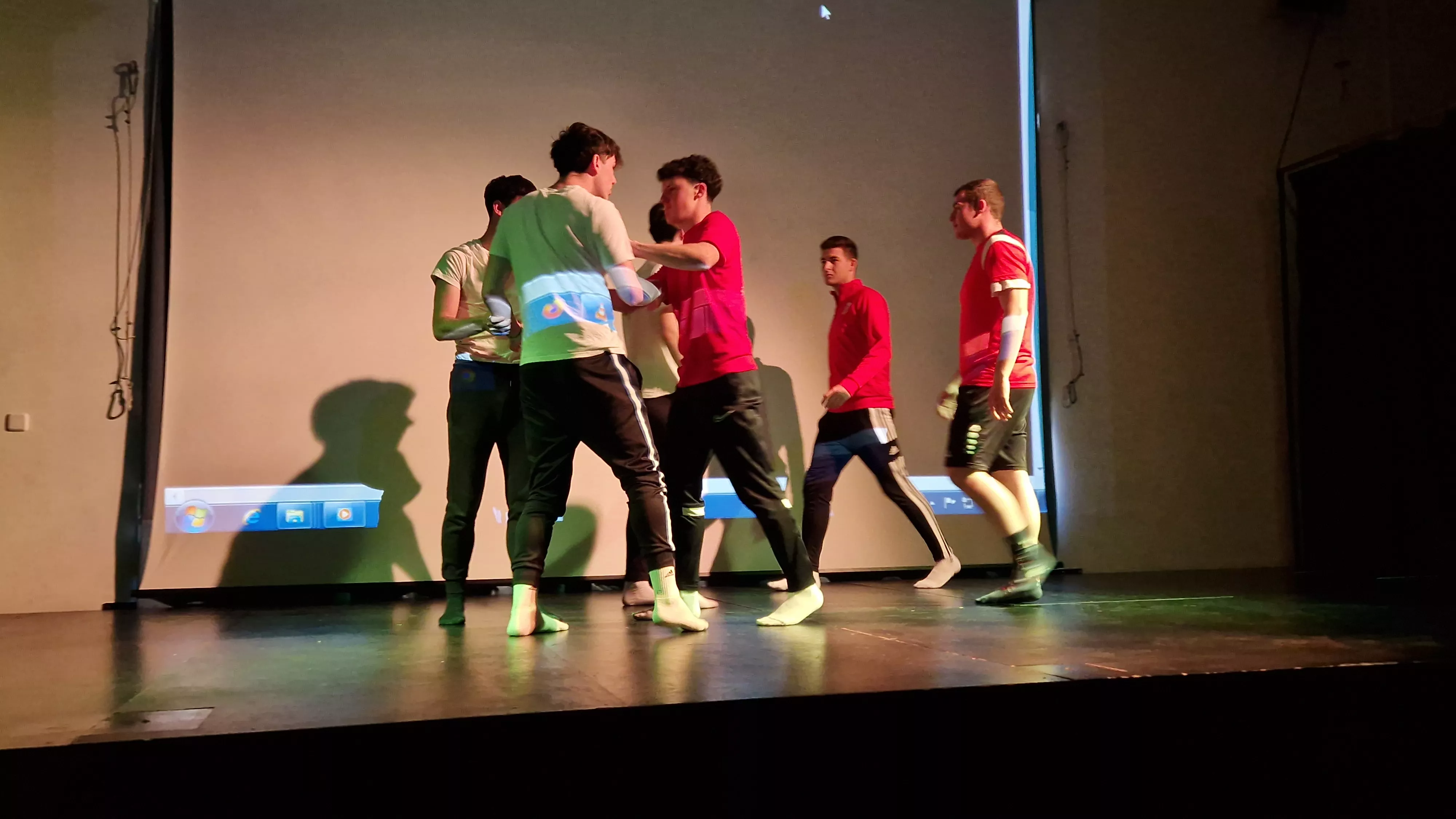 Alumnado de Ciencias de la Actividad Física y el Deporte representando los ODS. Foto Myriam Martínez 