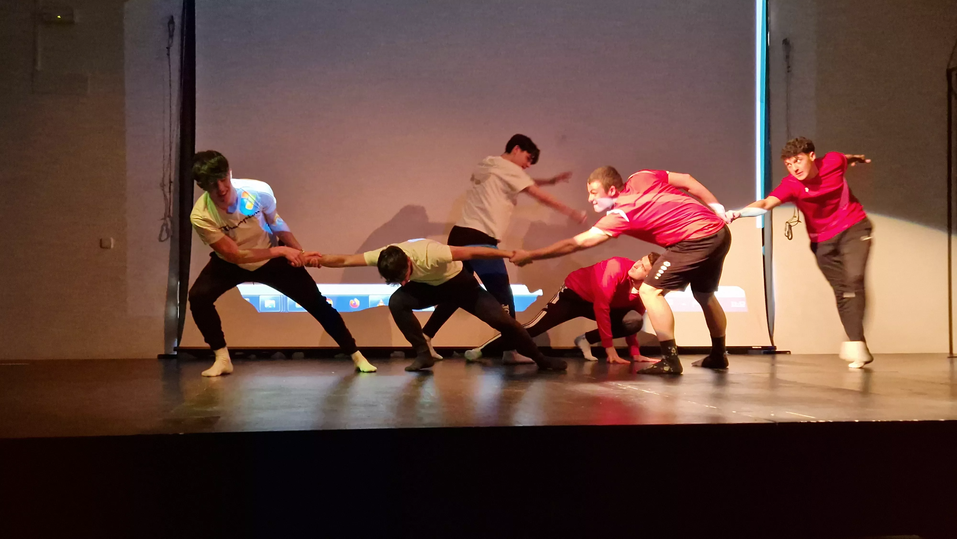 Alumnado de Ciencias de la Actividad Física y el Deporte representando los ODS. Foto Myriam Martínez 