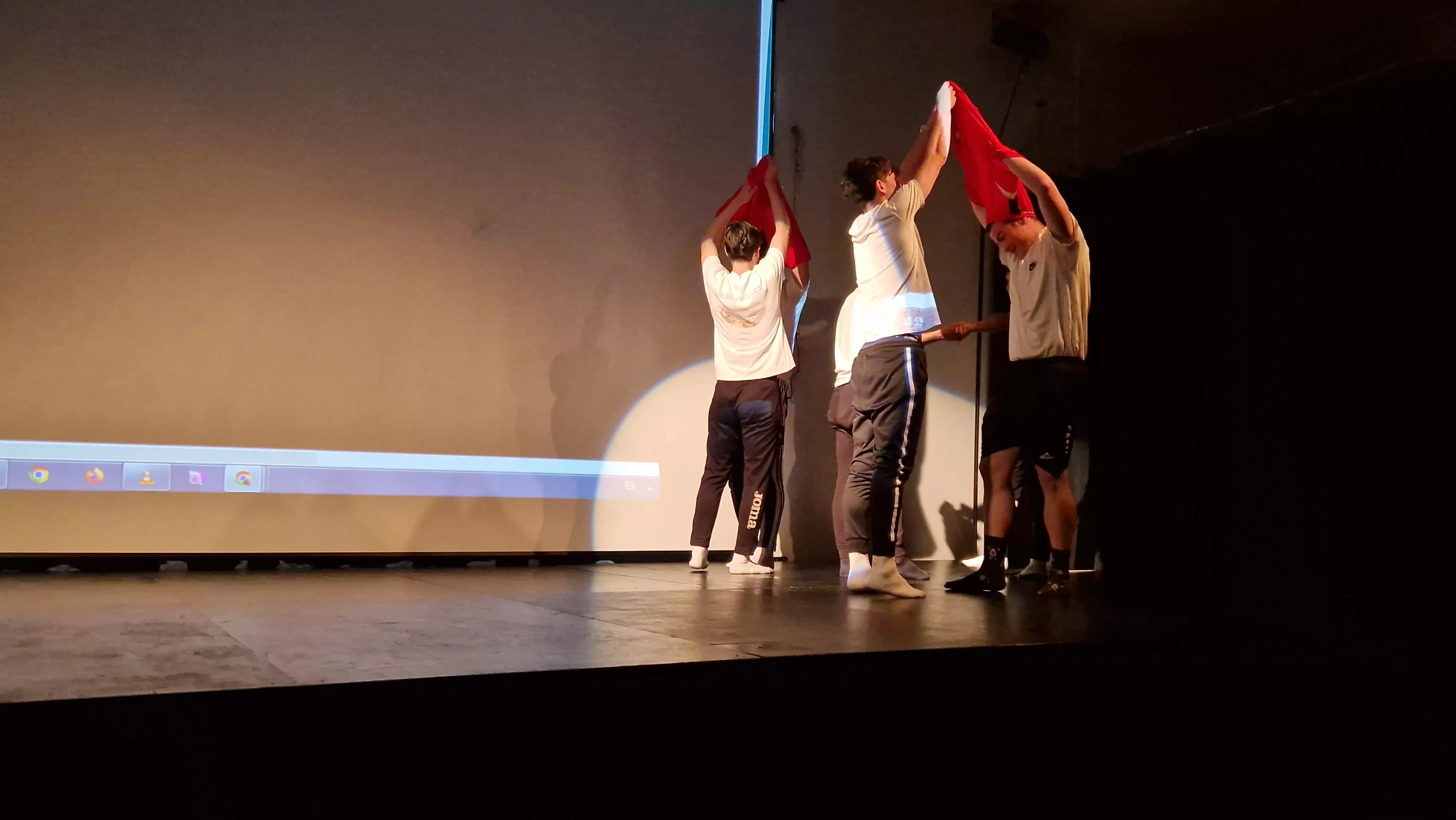Alumnado de Ciencias de la Actividad Física y el Deporte representando los ODS. Foto Myriam Martínez 