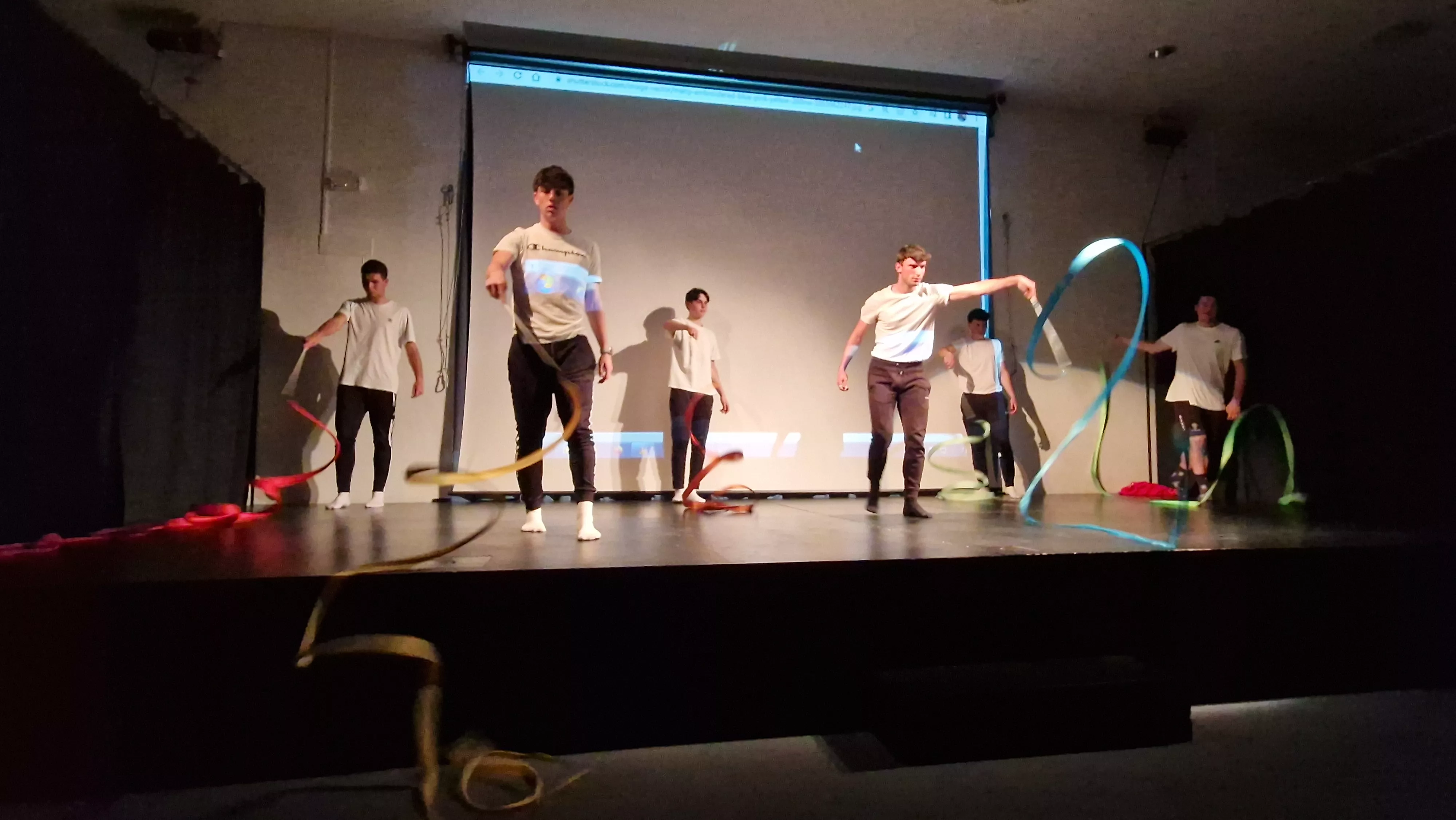 Alumnado de Ciencias de la Actividad Física y el Deporte representando los ODS. Foto Myriam Martínez 