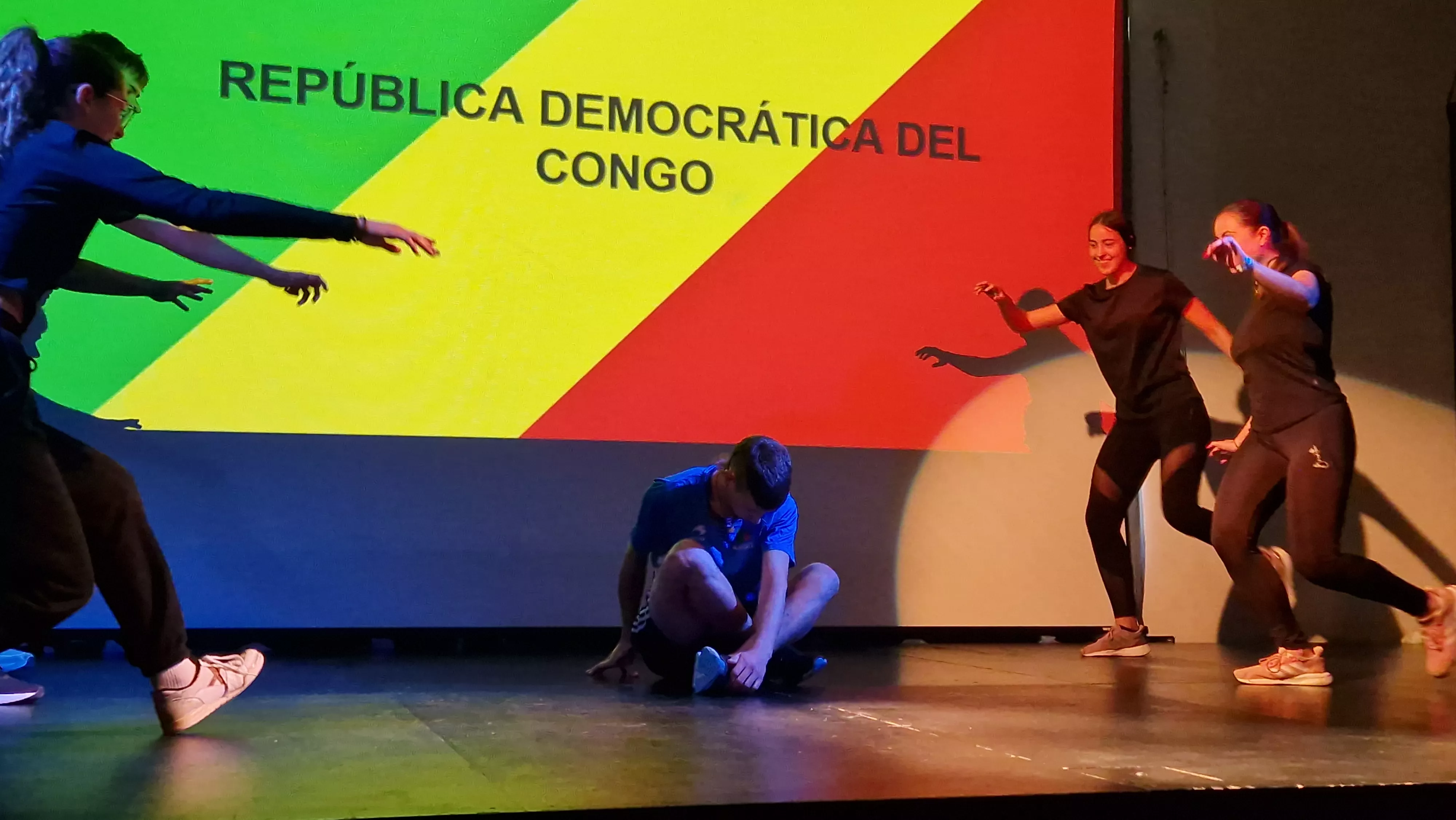 Alumnado de Ciencias de la Actividad Física y el Deporte representando los ODS. Foto Myriam Martínez 