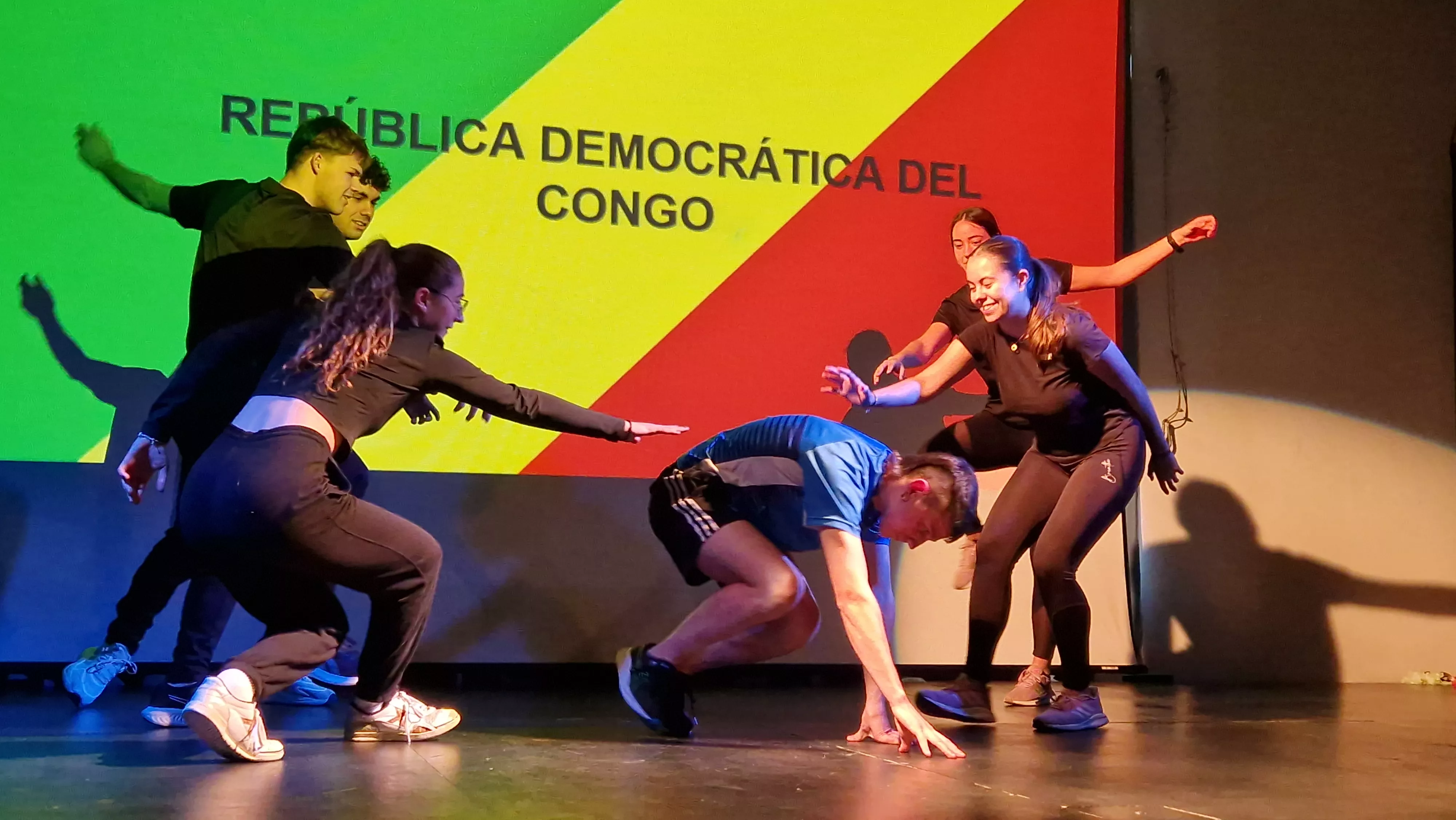 Alumnado de Ciencias de la Actividad Física y el Deporte representando los ODS. Foto Myriam Martínez 