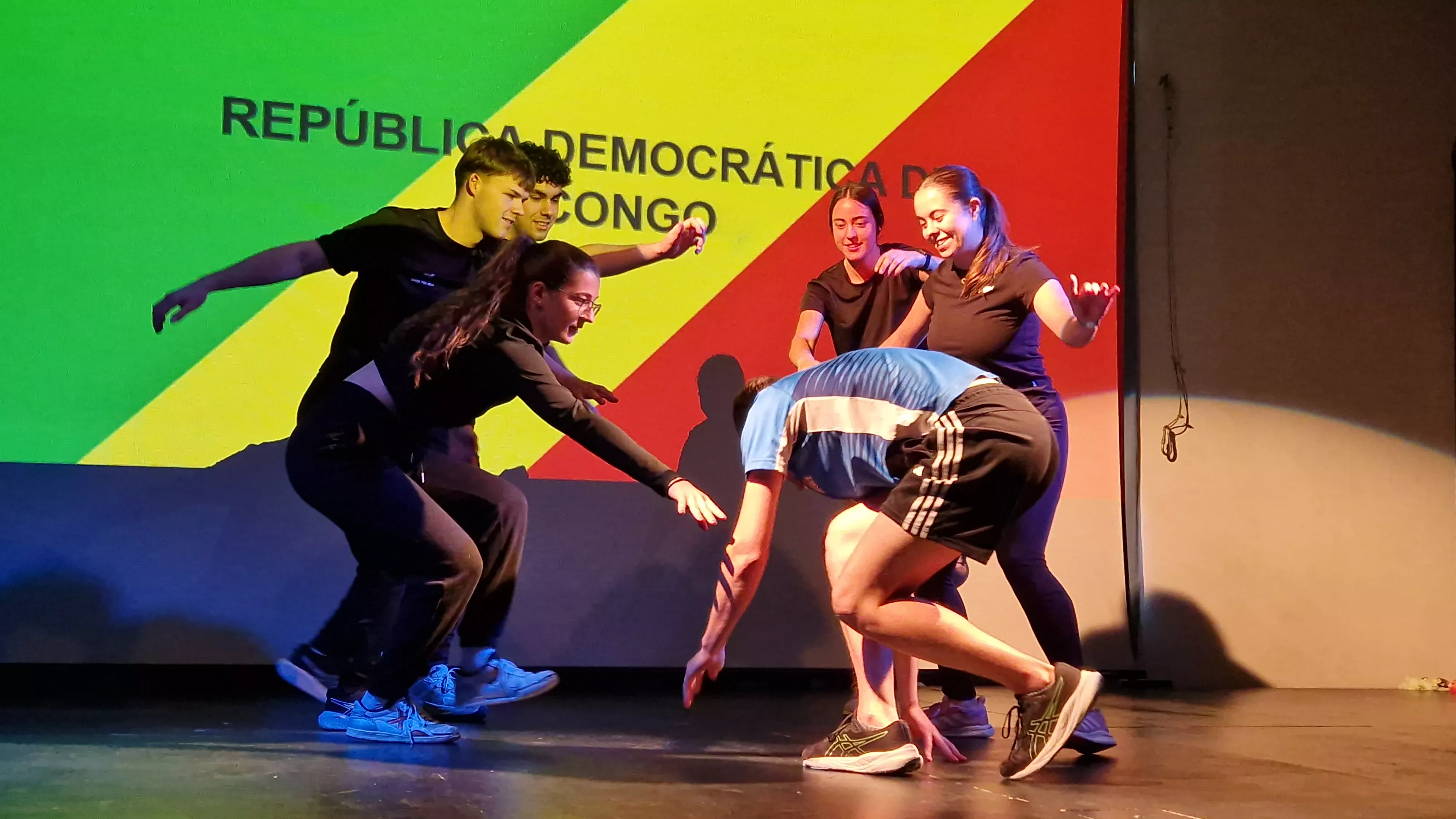 Alumnado de Ciencias de la Actividad Física y el Deporte representando los ODS. Foto Myriam Martínez 