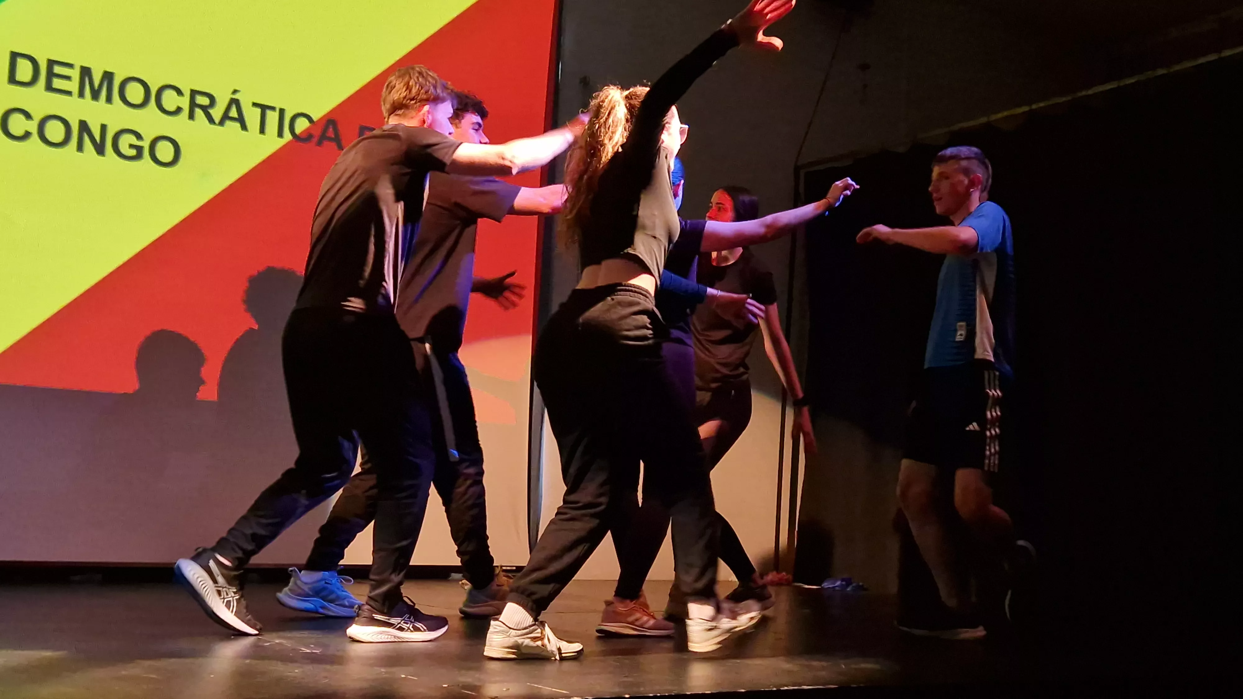 Alumnado de Ciencias de la Actividad Física y el Deporte representando los ODS. Foto Myriam Martínez 
