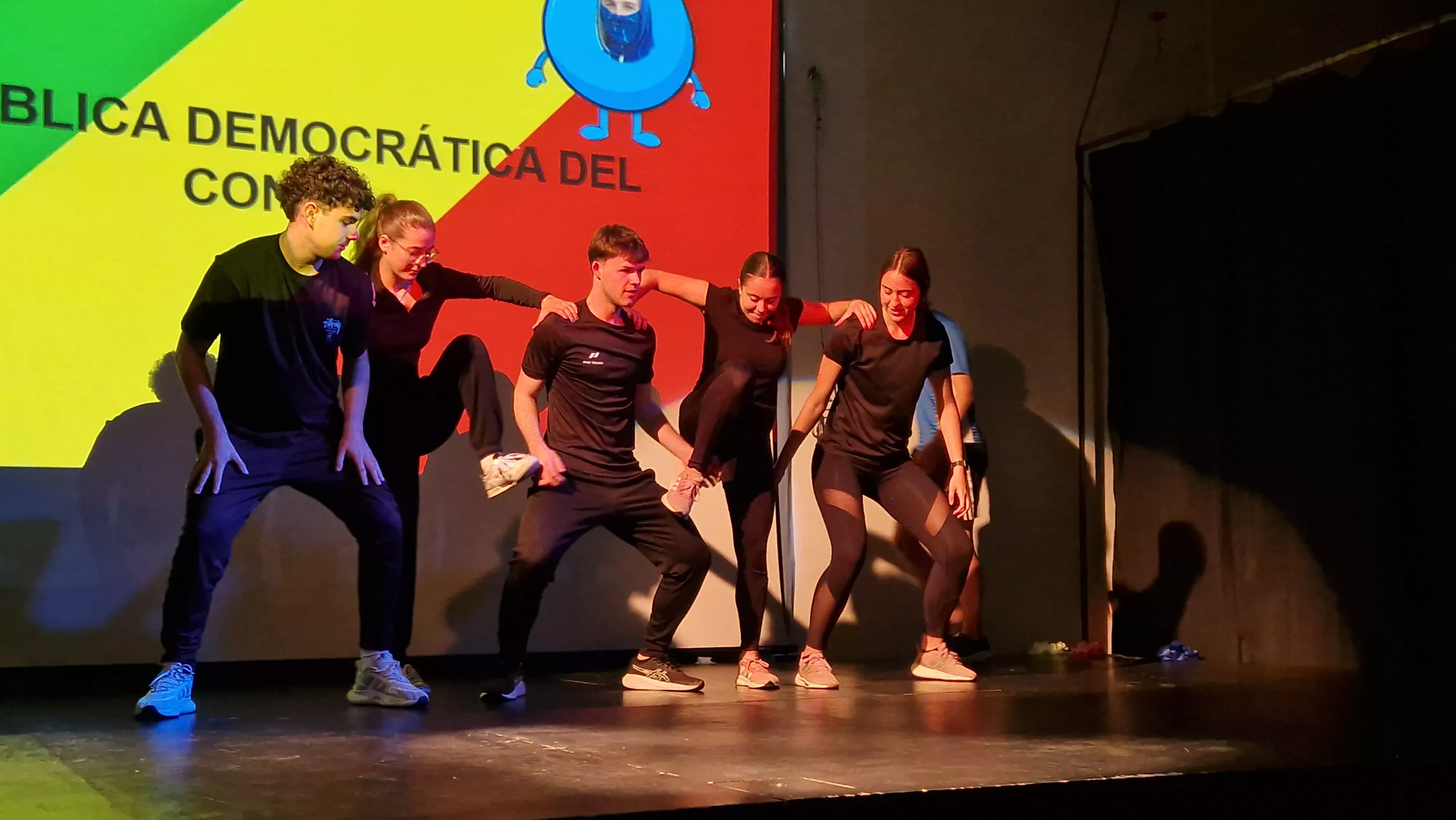 Alumnado de Ciencias de la Actividad Física y el Deporte representando los ODS. Foto Myriam Martínez 