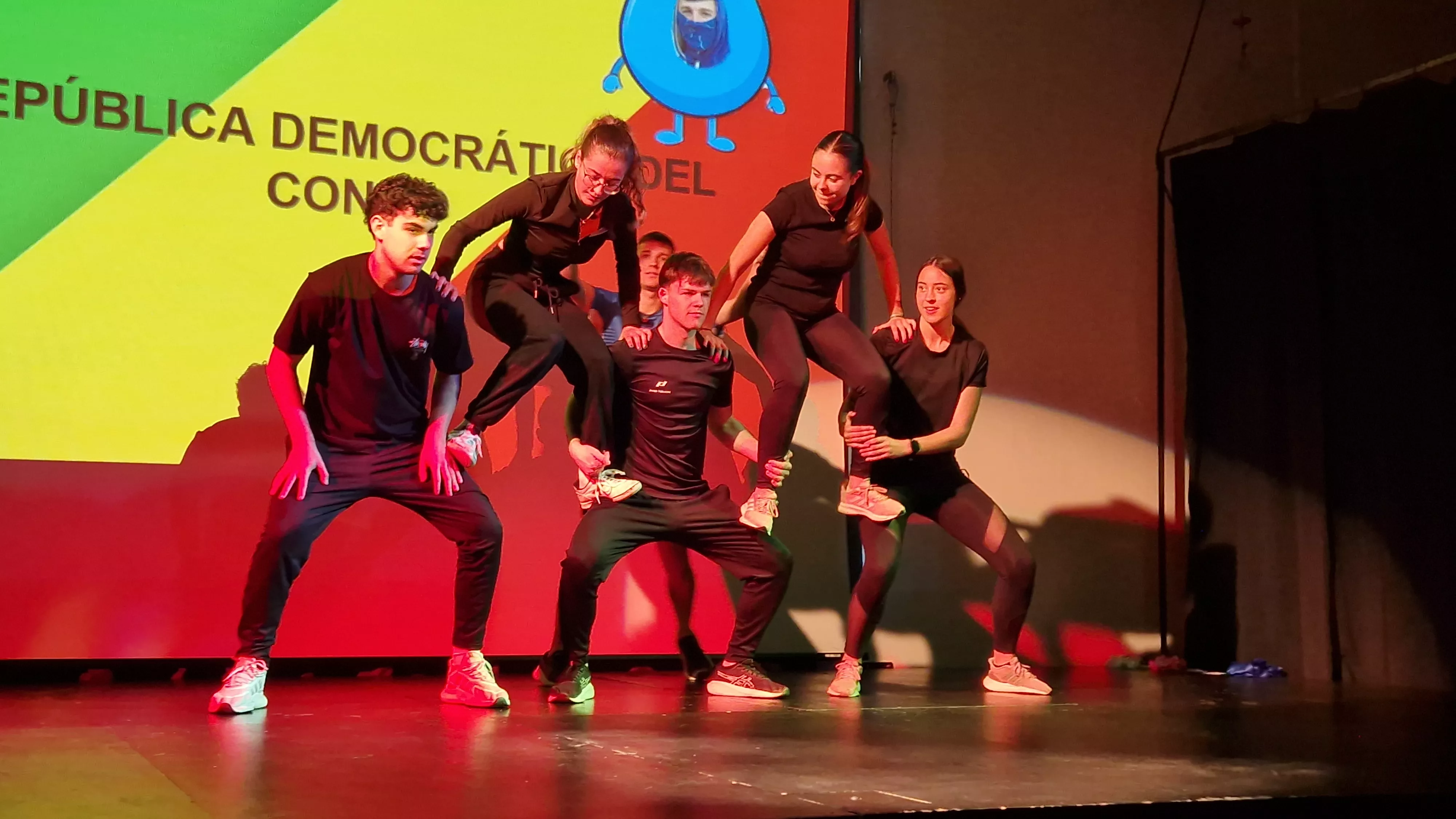 Alumnado de Ciencias de la Actividad Física y el Deporte representando los ODS. Foto Myriam Martínez 