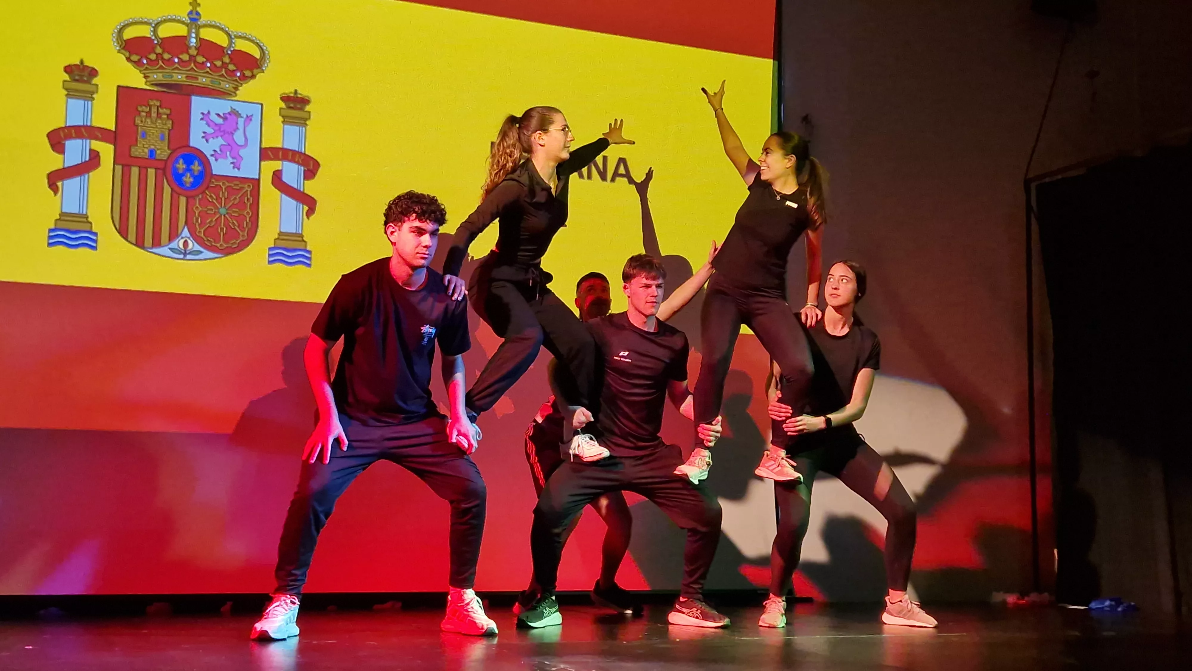Alumnado de Ciencias de la Actividad Física y el Deporte representando los ODS. Foto Myriam Martínez 