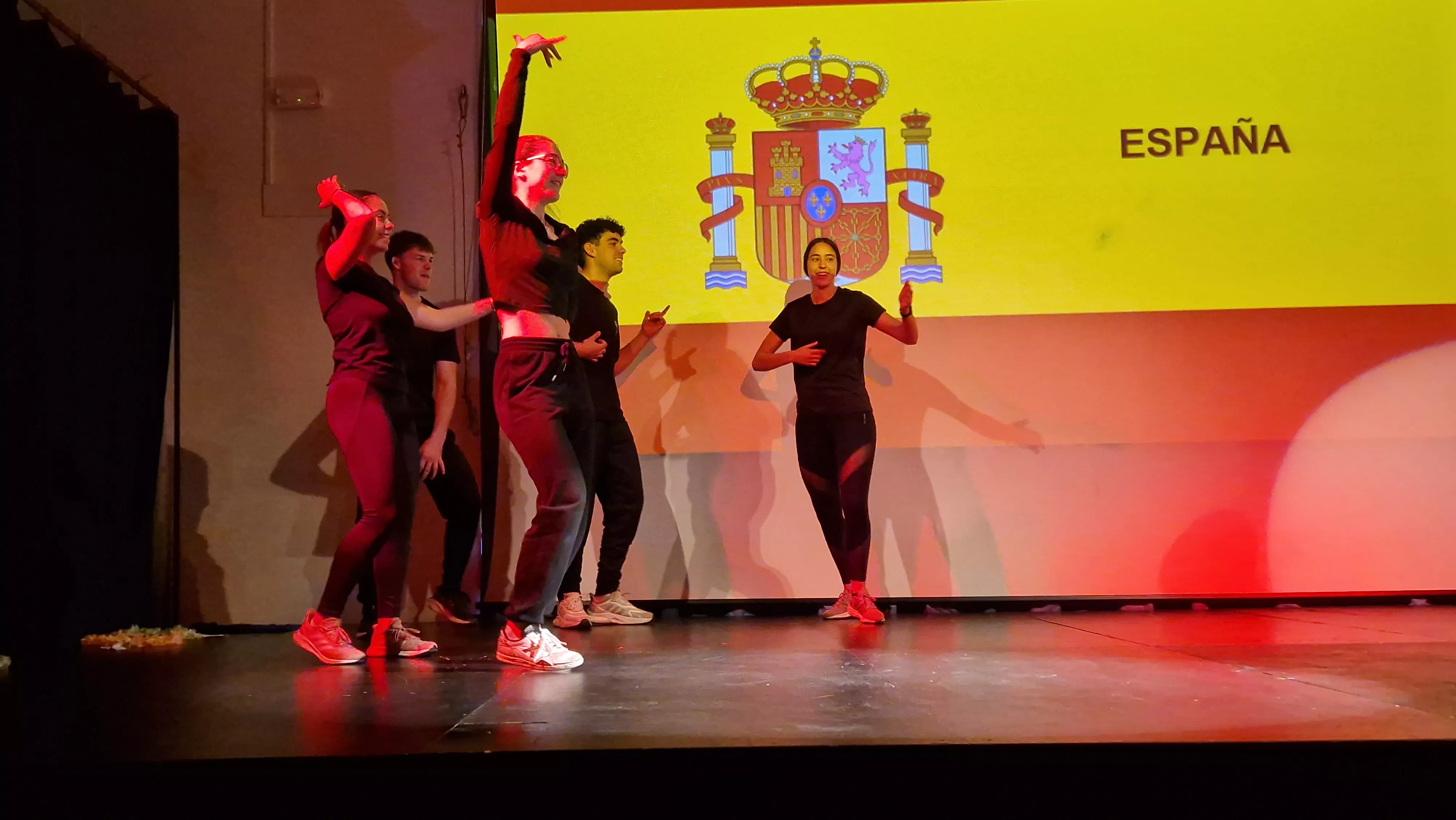 Alumnado de Ciencias de la Actividad Física y el Deporte representando los ODS. Foto Myriam Martínez 