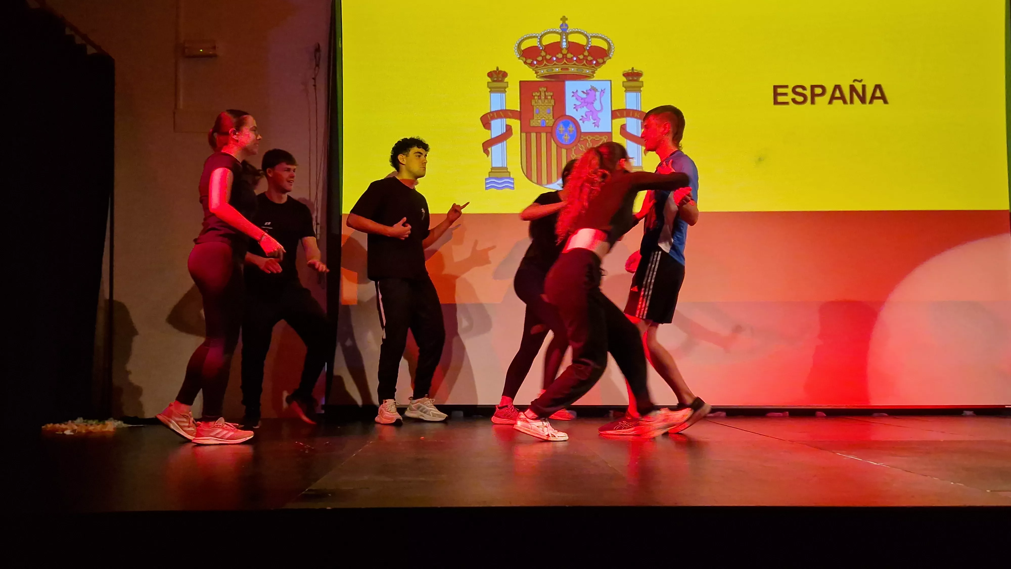 Alumnado de Ciencias de la Actividad Física y el Deporte representando los ODS. Foto Myriam Martínez 