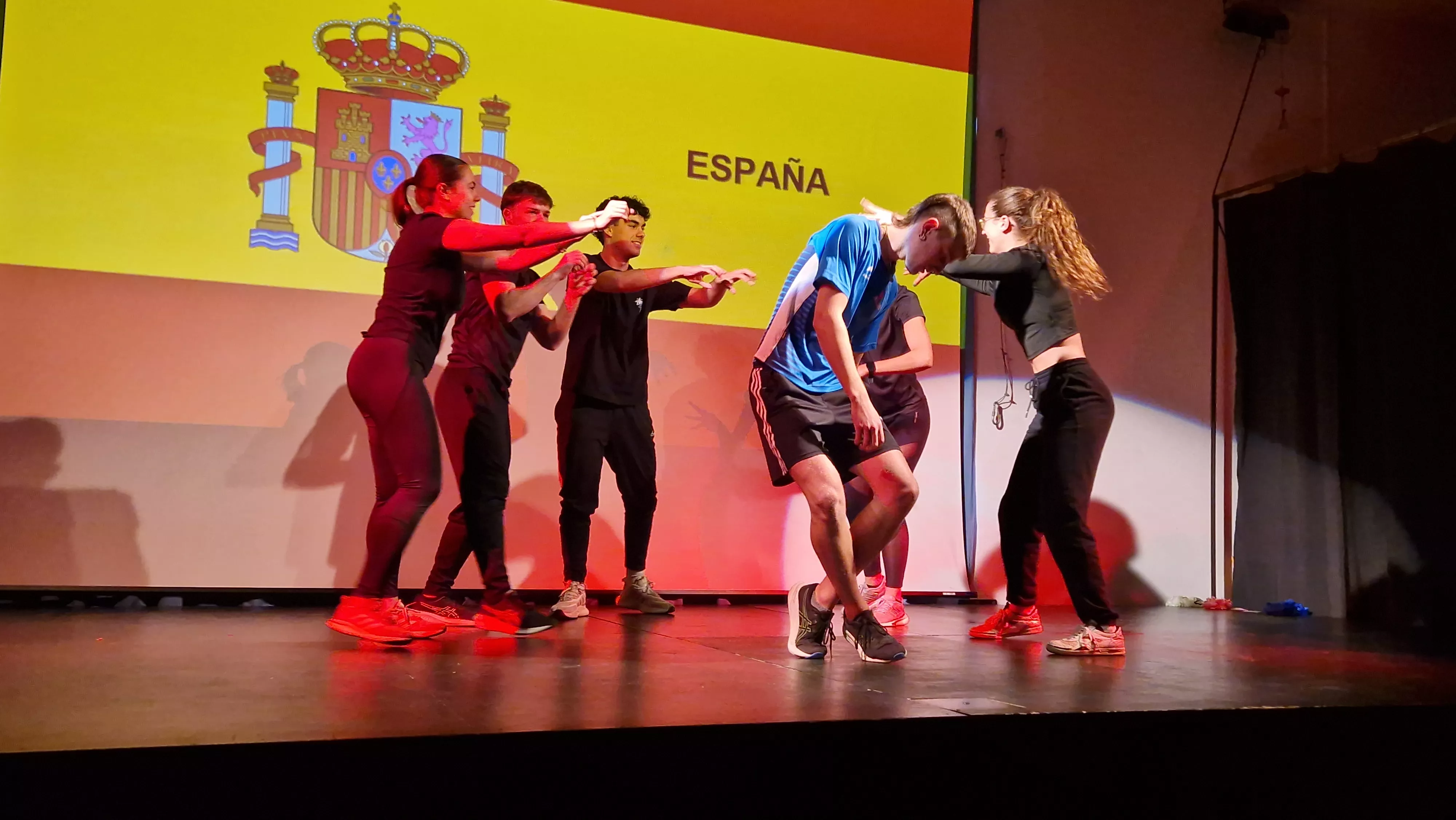 Alumnado de Ciencias de la Actividad Física y el Deporte representando los ODS. Foto Myriam Martínez 