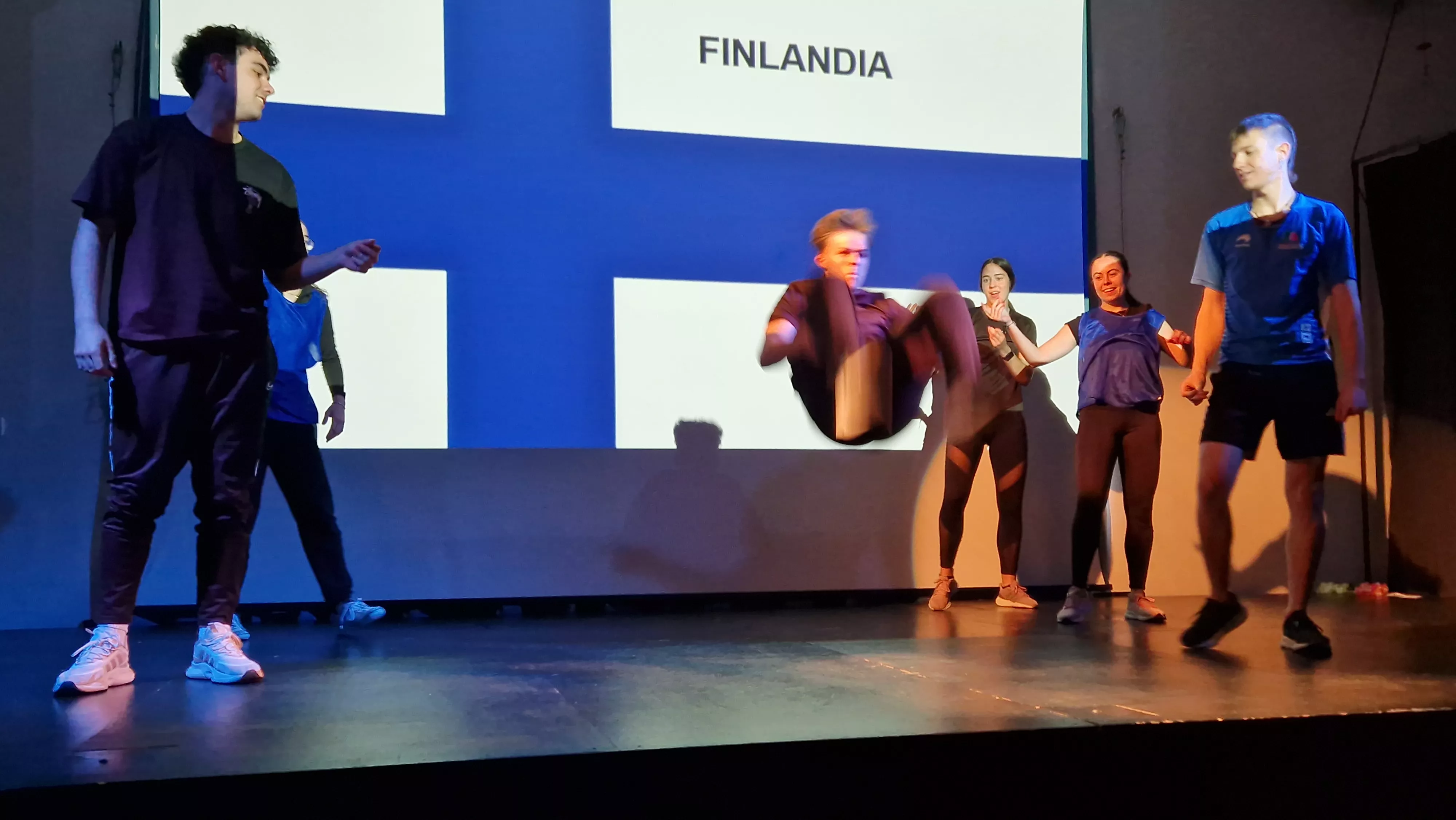 Alumnado de Ciencias de la Actividad Física y el Deporte representando los ODS. Foto Myriam Martínez 