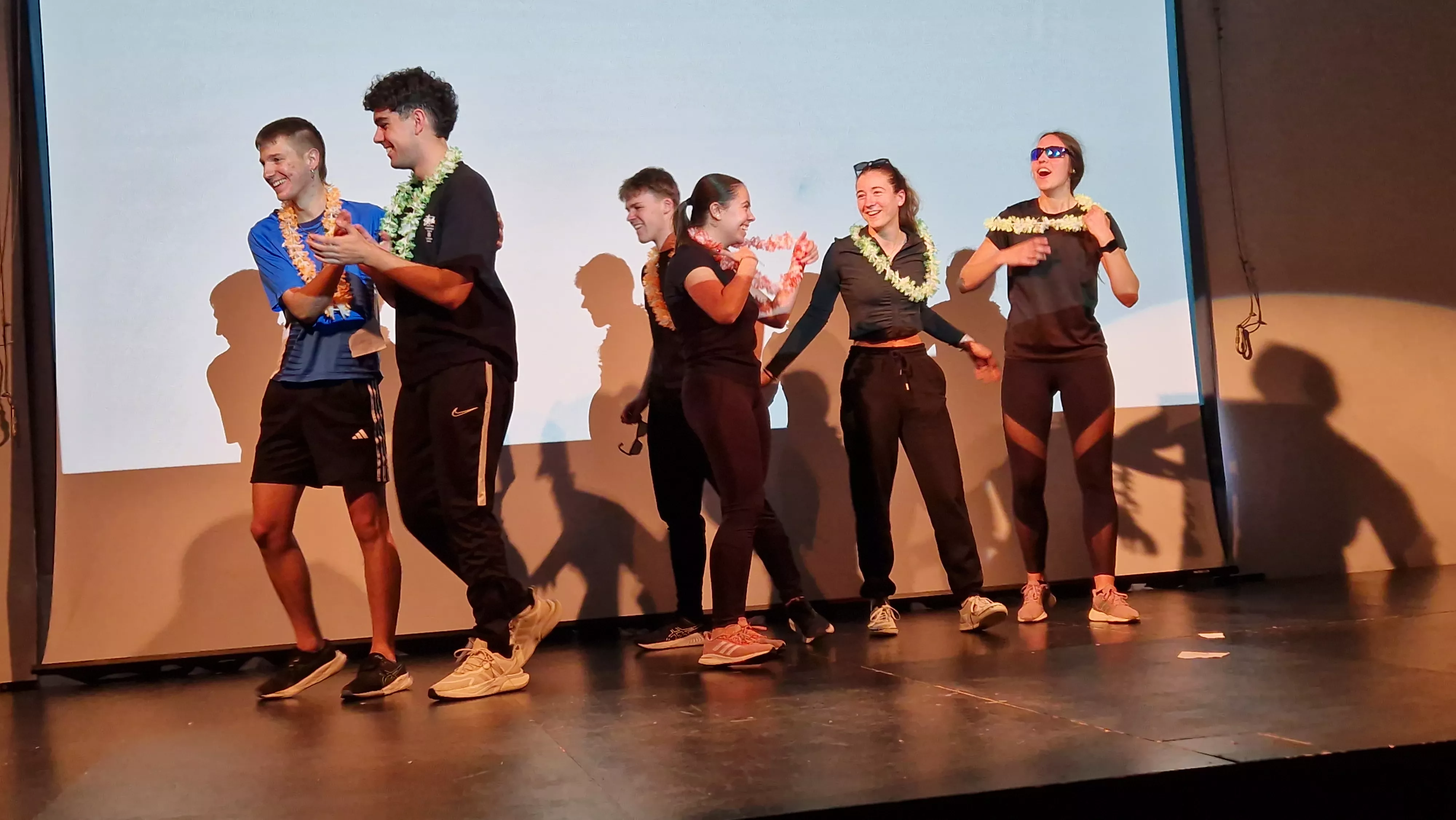 Alumnado de Ciencias de la Actividad Física y el Deporte representando los ODS. Foto Myriam Martínez 