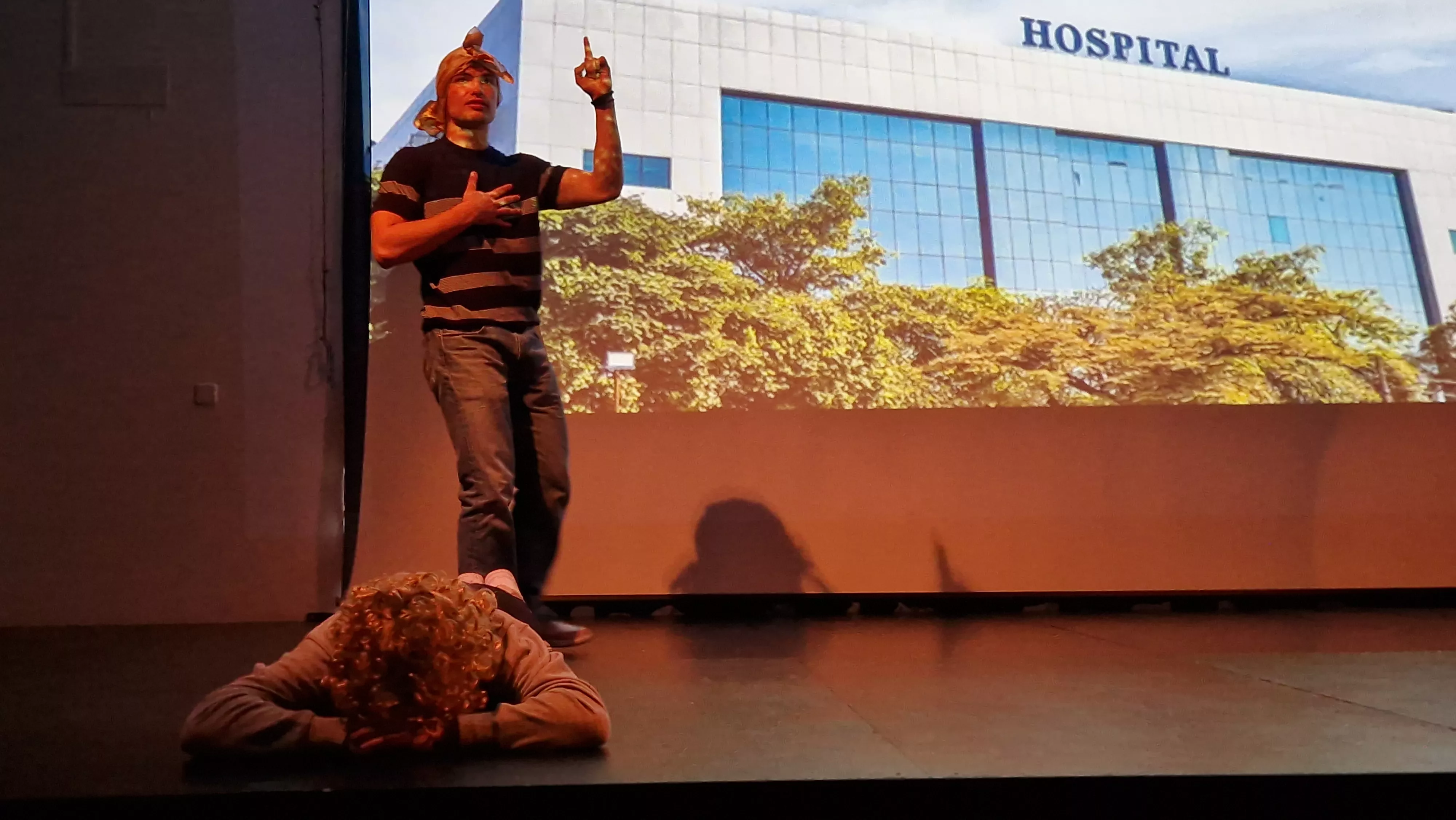 Alumnado de Ciencias de la Actividad Física y el Deporte representando los ODS. Foto Myriam Martínez 