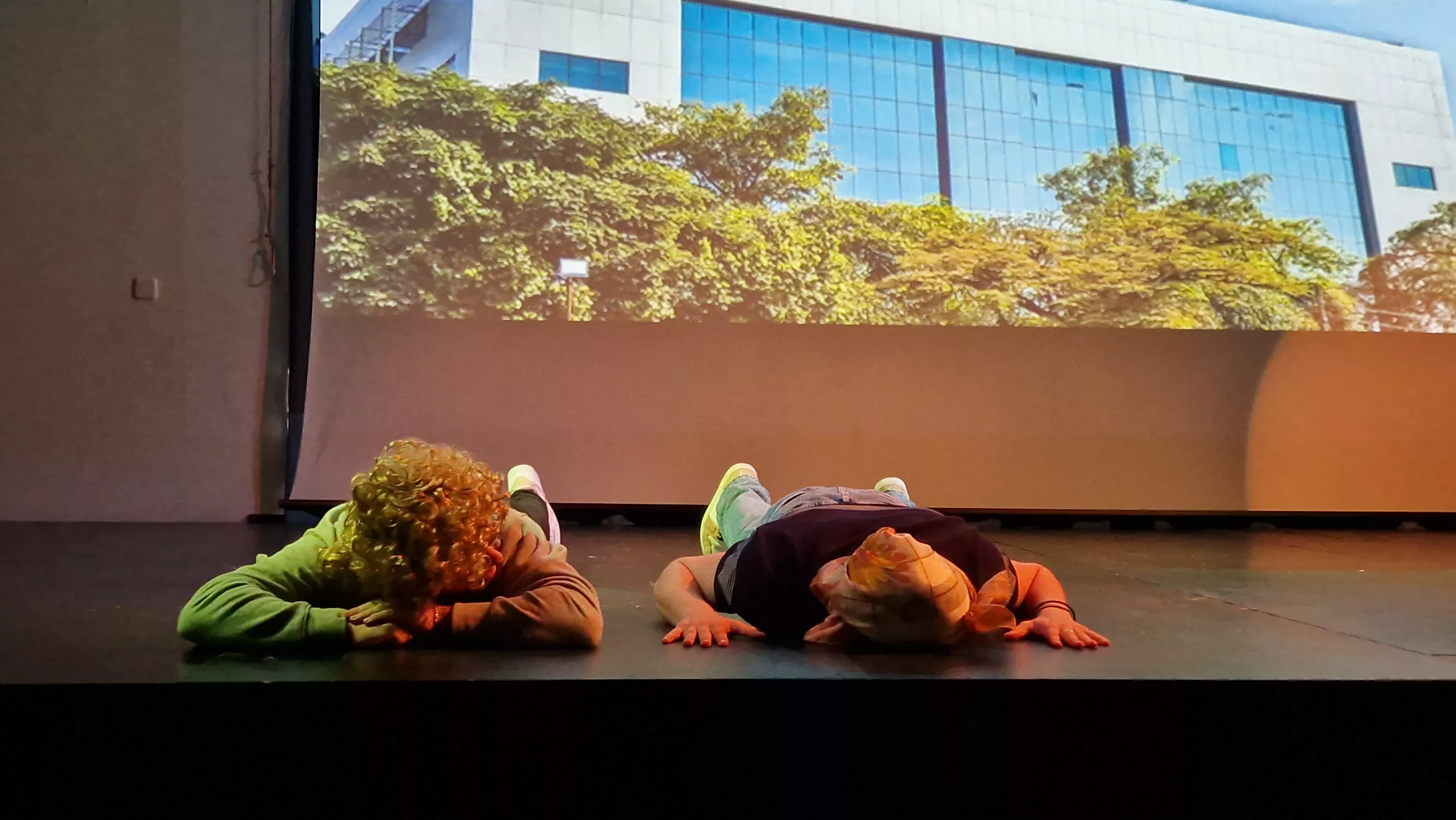 Alumnado de Ciencias de la Actividad Física y el Deporte representando los ODS. Foto Myriam Martínez 