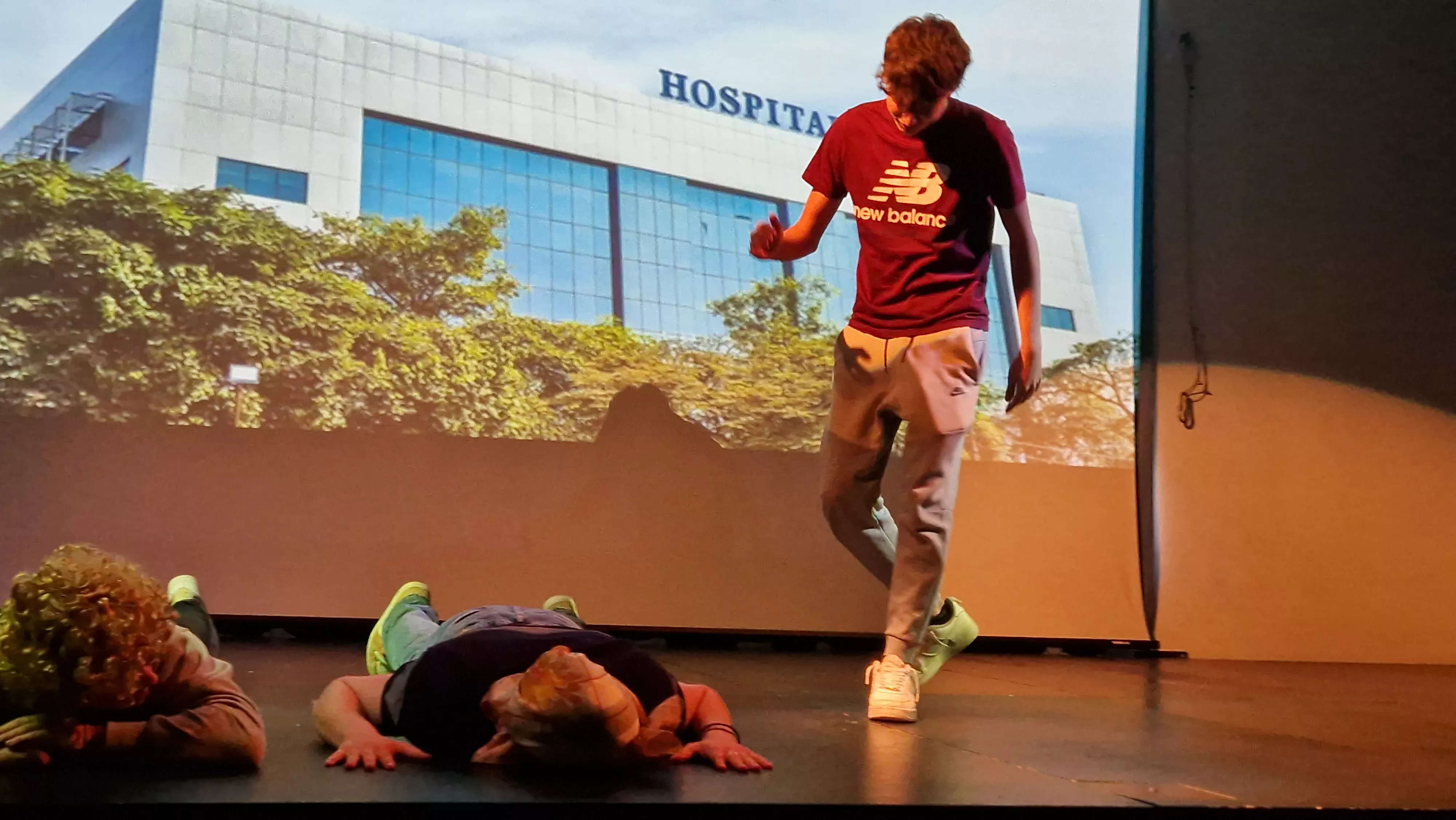 Alumnado de Ciencias de la Actividad Física y el Deporte representando los ODS. Foto Myriam Martínez 