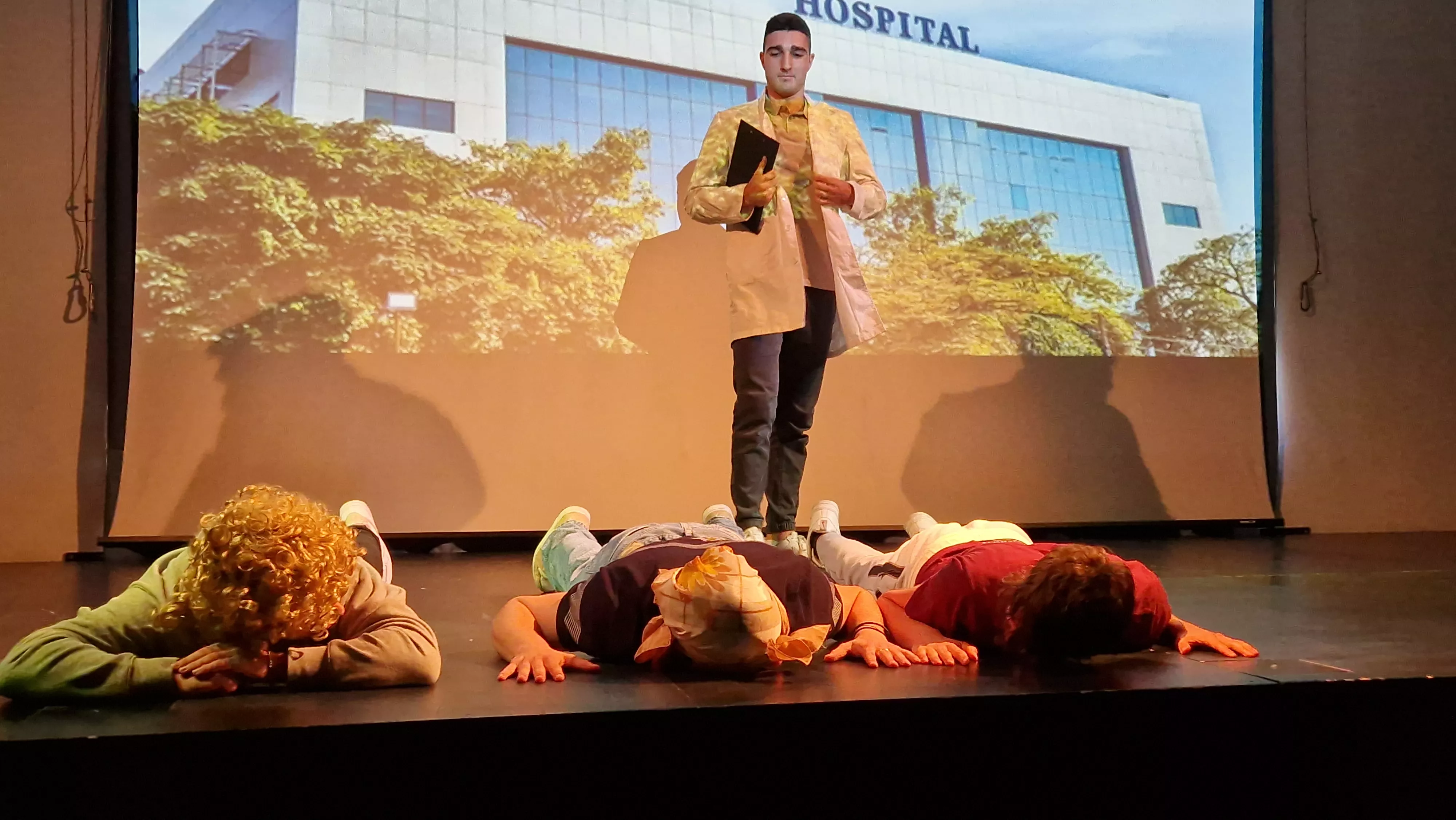 Alumnado de Ciencias de la Actividad Física y el Deporte representando los ODS. Foto Myriam Martínez 