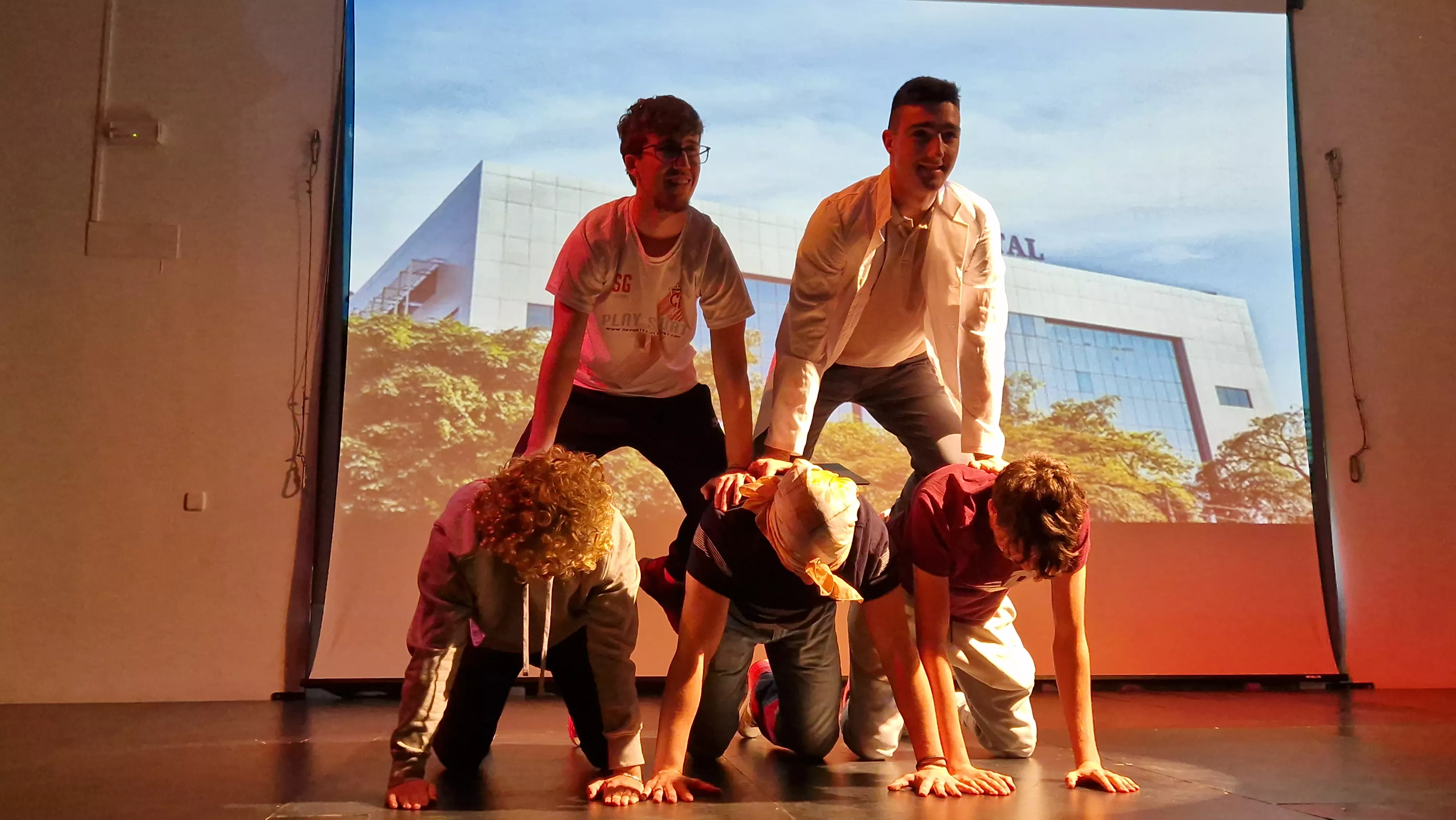 Alumnado de Ciencias de la Actividad Física y el Deporte representando los ODS. Foto Myriam Martínez 