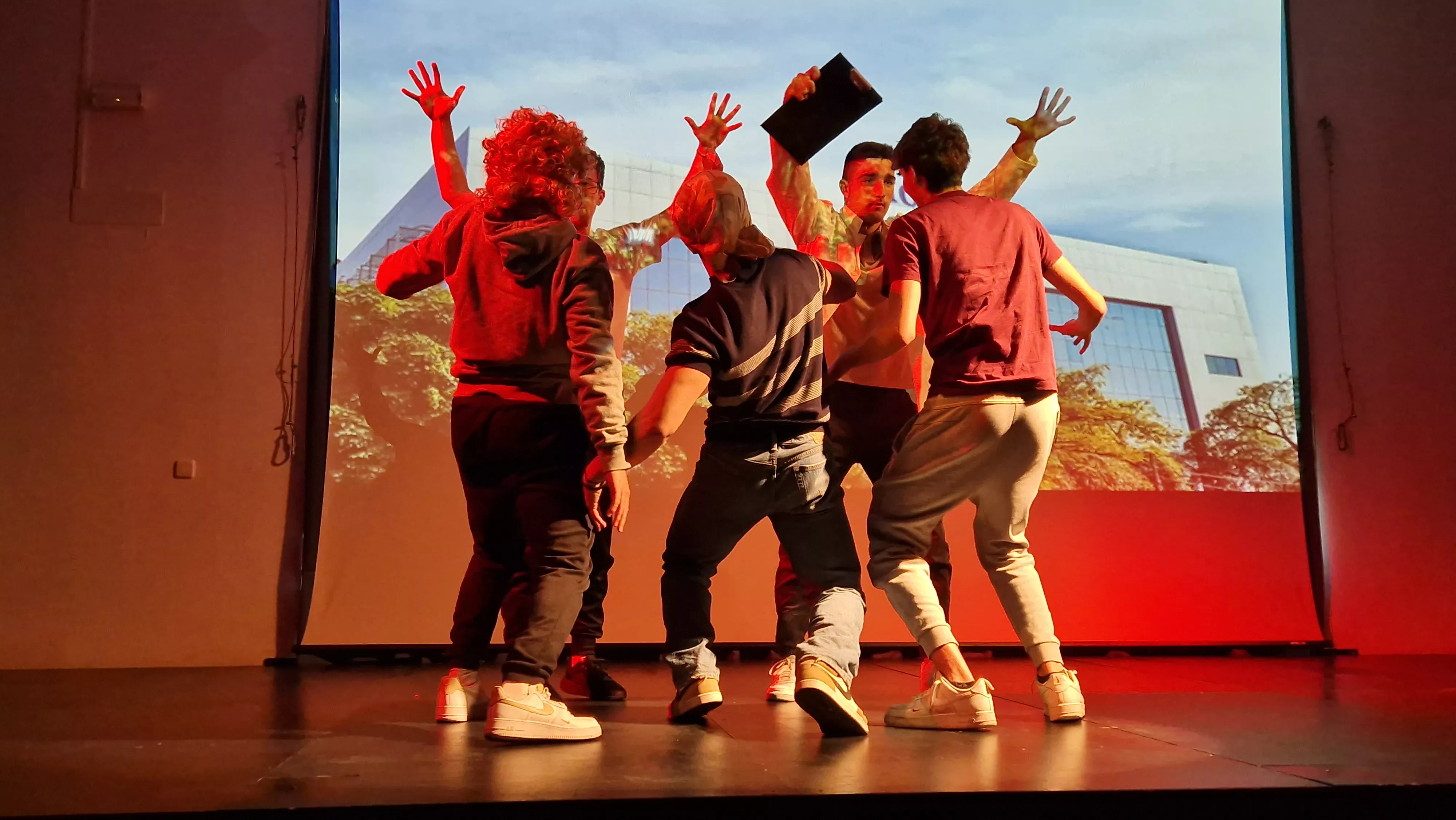 Alumnado de Ciencias de la Actividad Física y el Deporte representando los ODS. Foto Myriam Martínez 