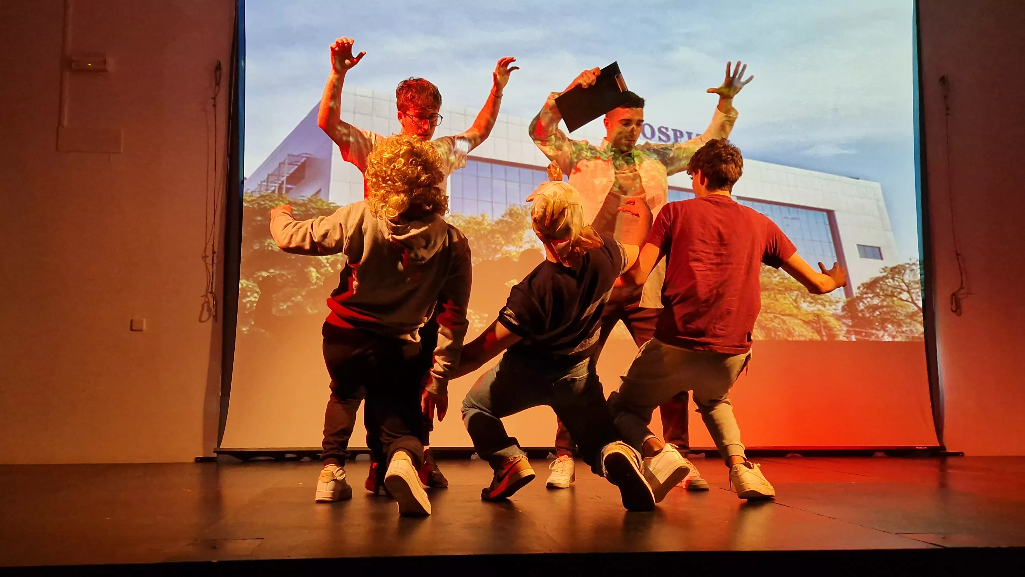 Alumnado de Ciencias de la Actividad Física y el Deporte representando los ODS. Foto Myriam Martínez 