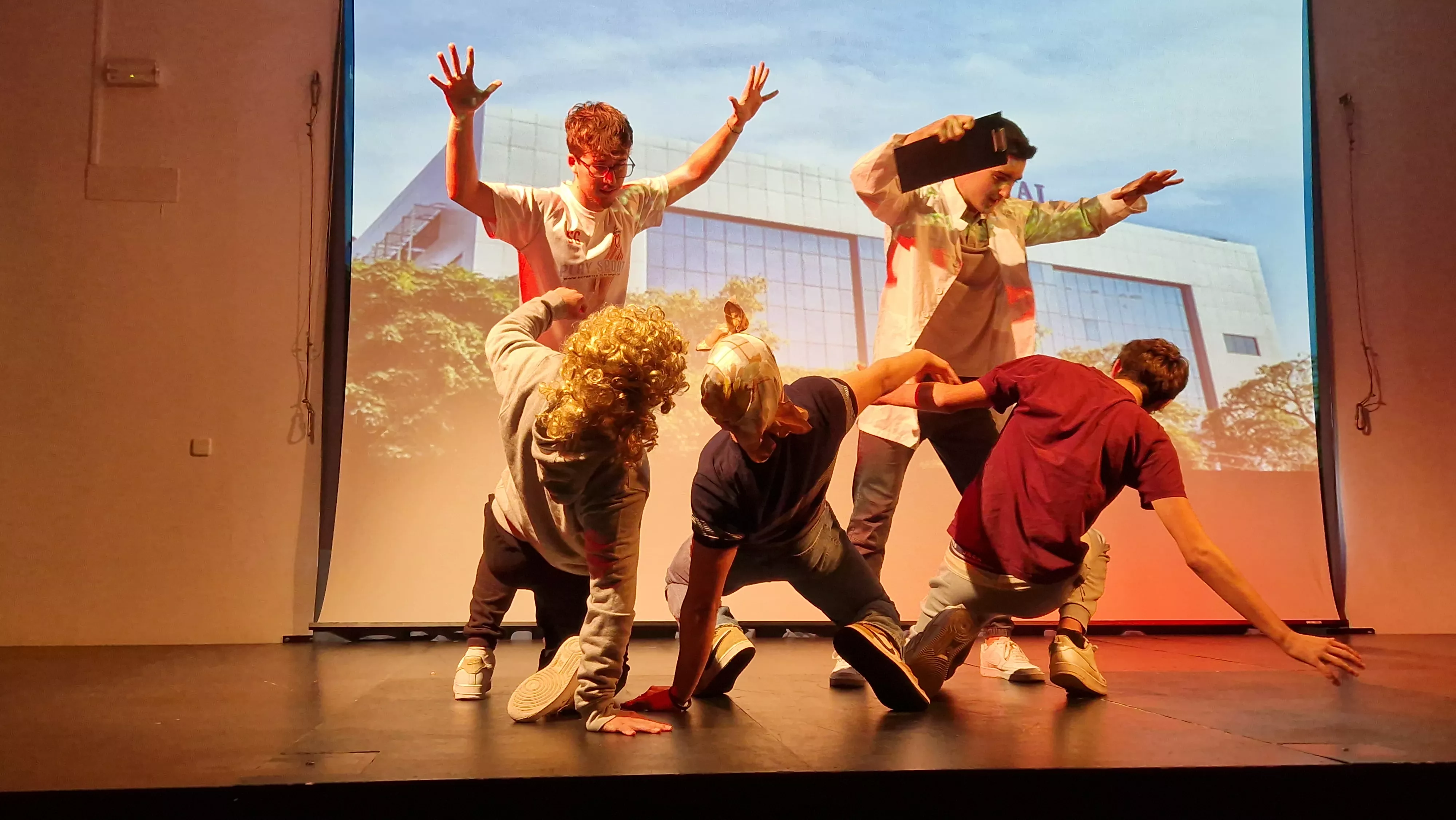 Alumnado de Ciencias de la Actividad Física y el Deporte representando los ODS. Foto Myriam Martínez 