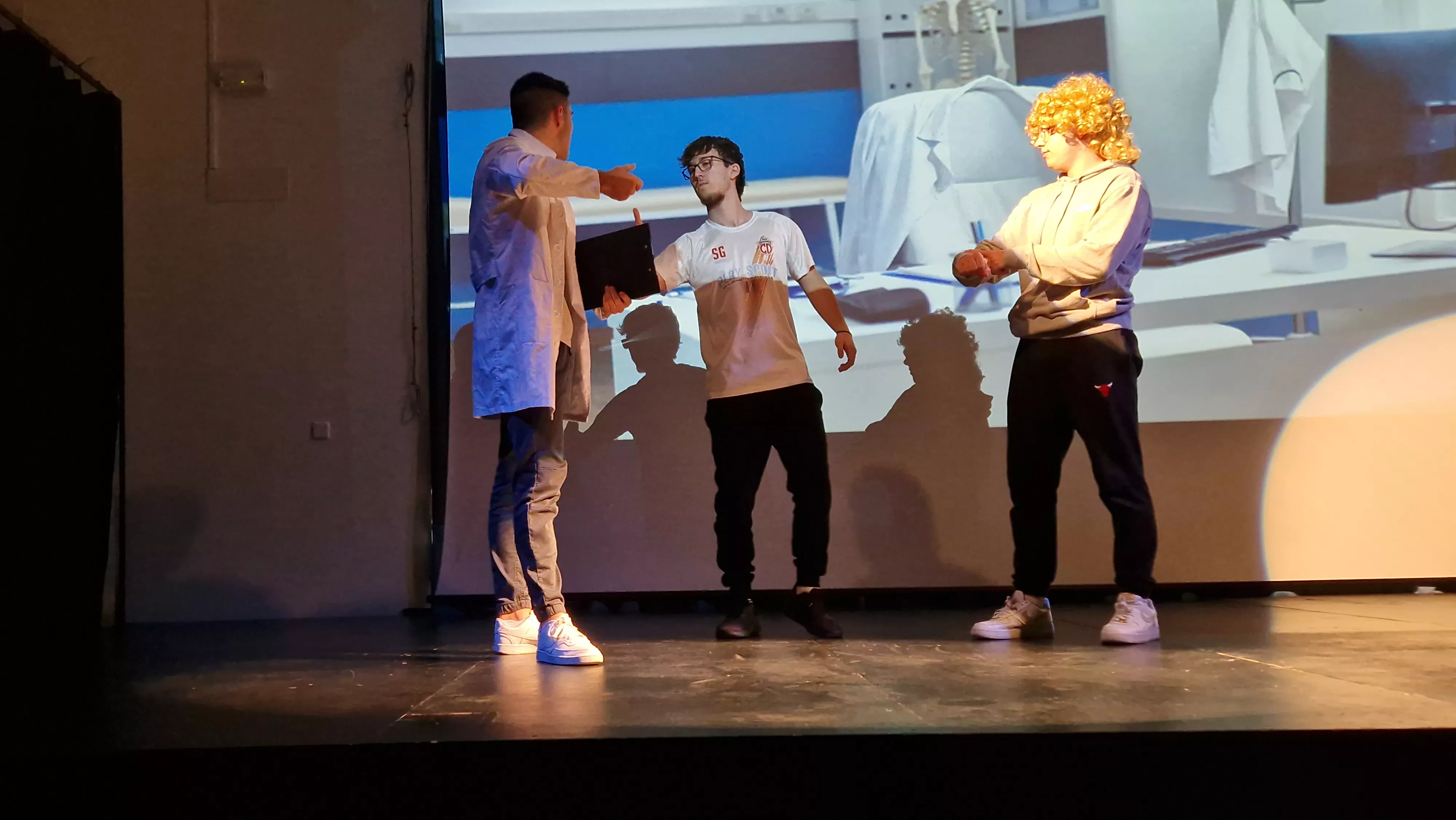 Alumnado de Ciencias de la Actividad Física y el Deporte representando los ODS. Foto Myriam Martínez 