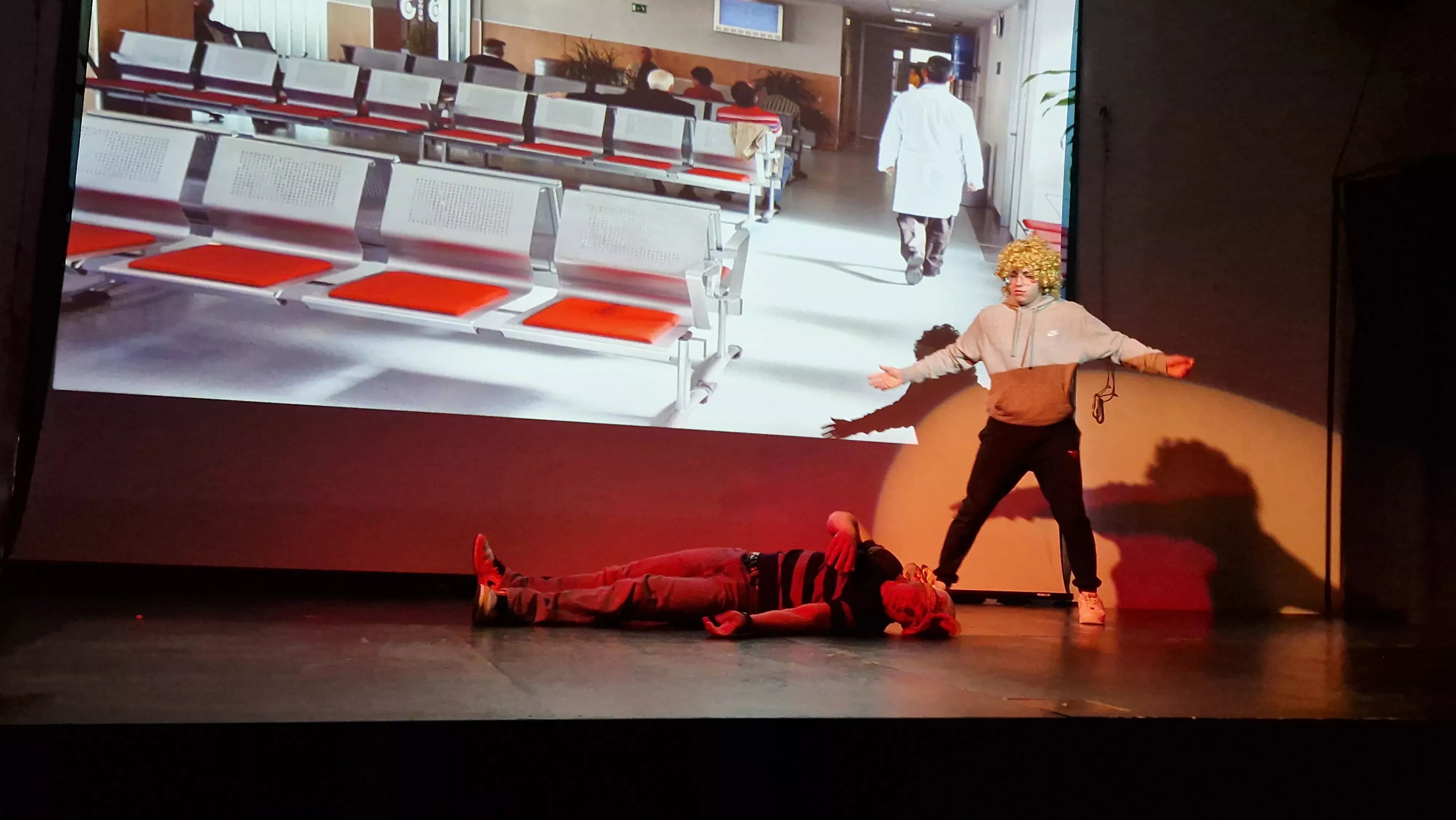 Alumnado de Ciencias de la Actividad Física y el Deporte representando los ODS. Foto Myriam Martínez 