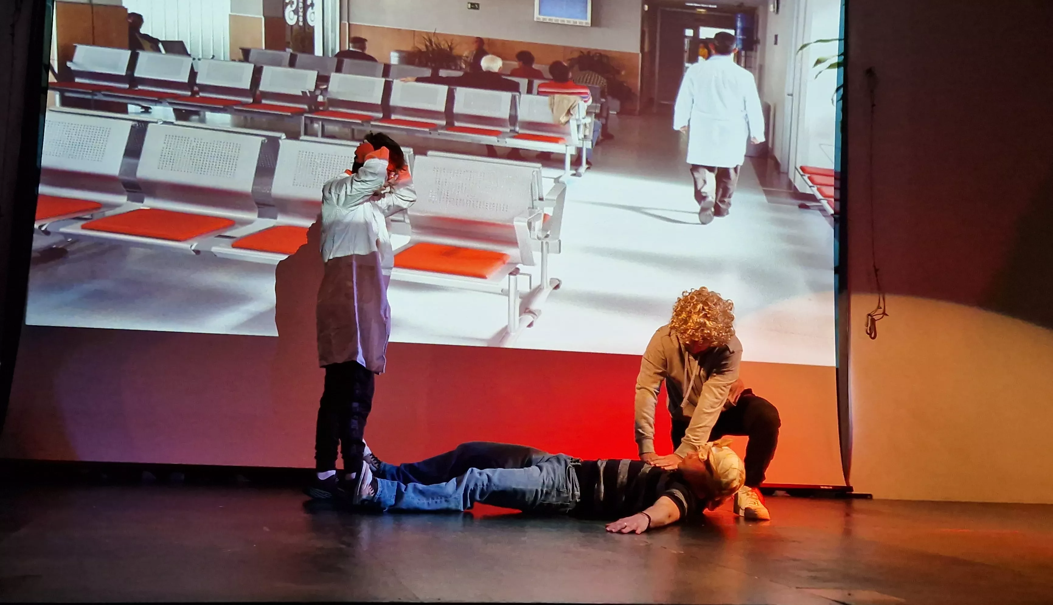 Alumnado de Ciencias de la Actividad Física y el Deporte representando los ODS. Foto Myriam Martínez 