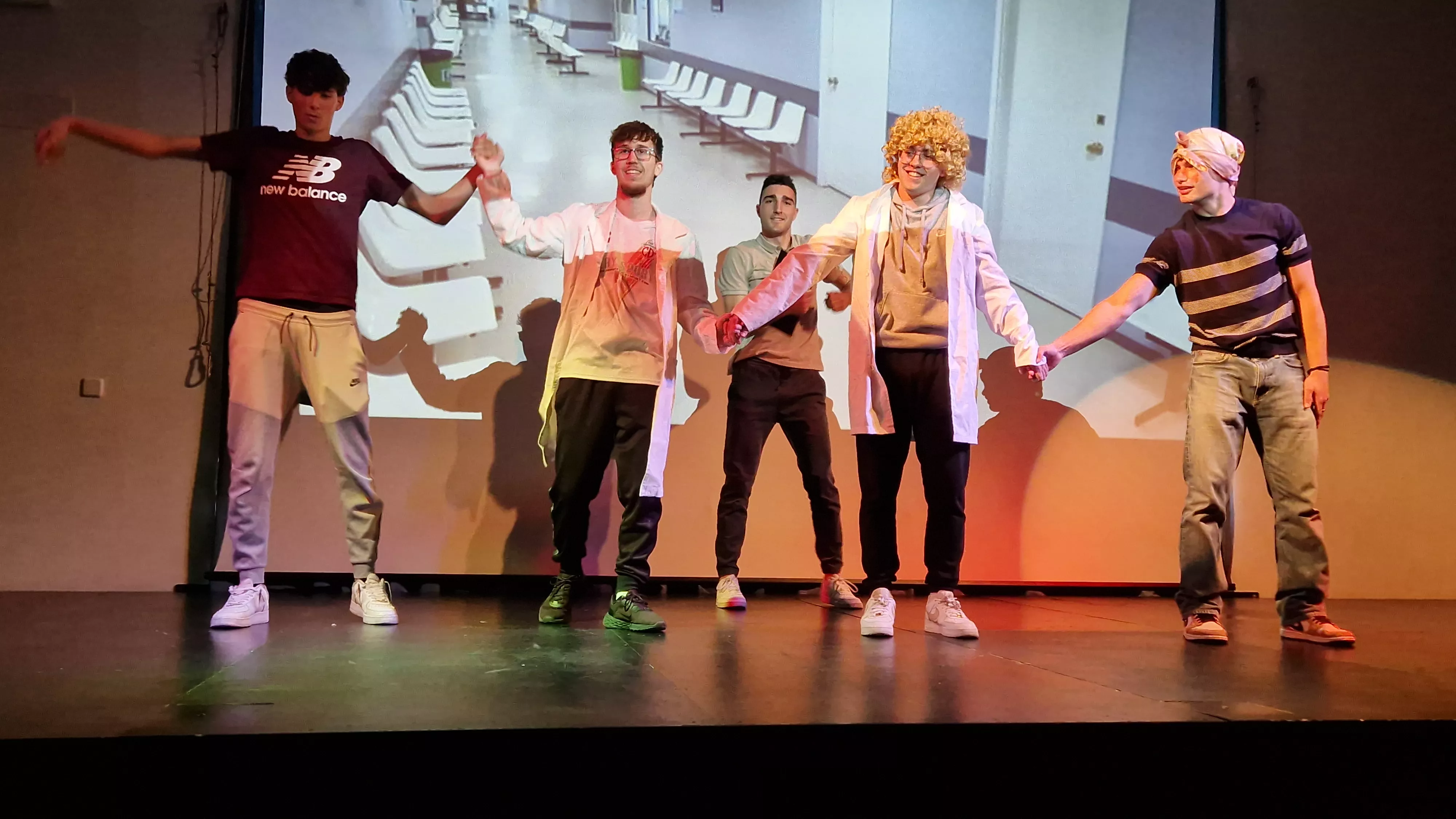 Alumnado de Ciencias de la Actividad Física y el Deporte representando los ODS. Foto Myriam Martínez 