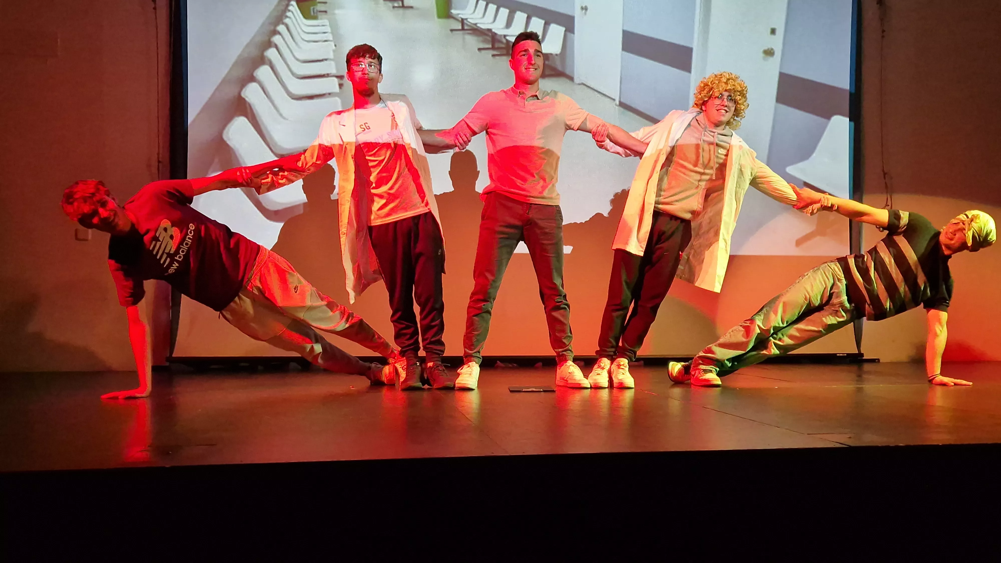 Alumnado de Ciencias de la Actividad Física y el Deporte representando los ODS. Foto Myriam Martínez 